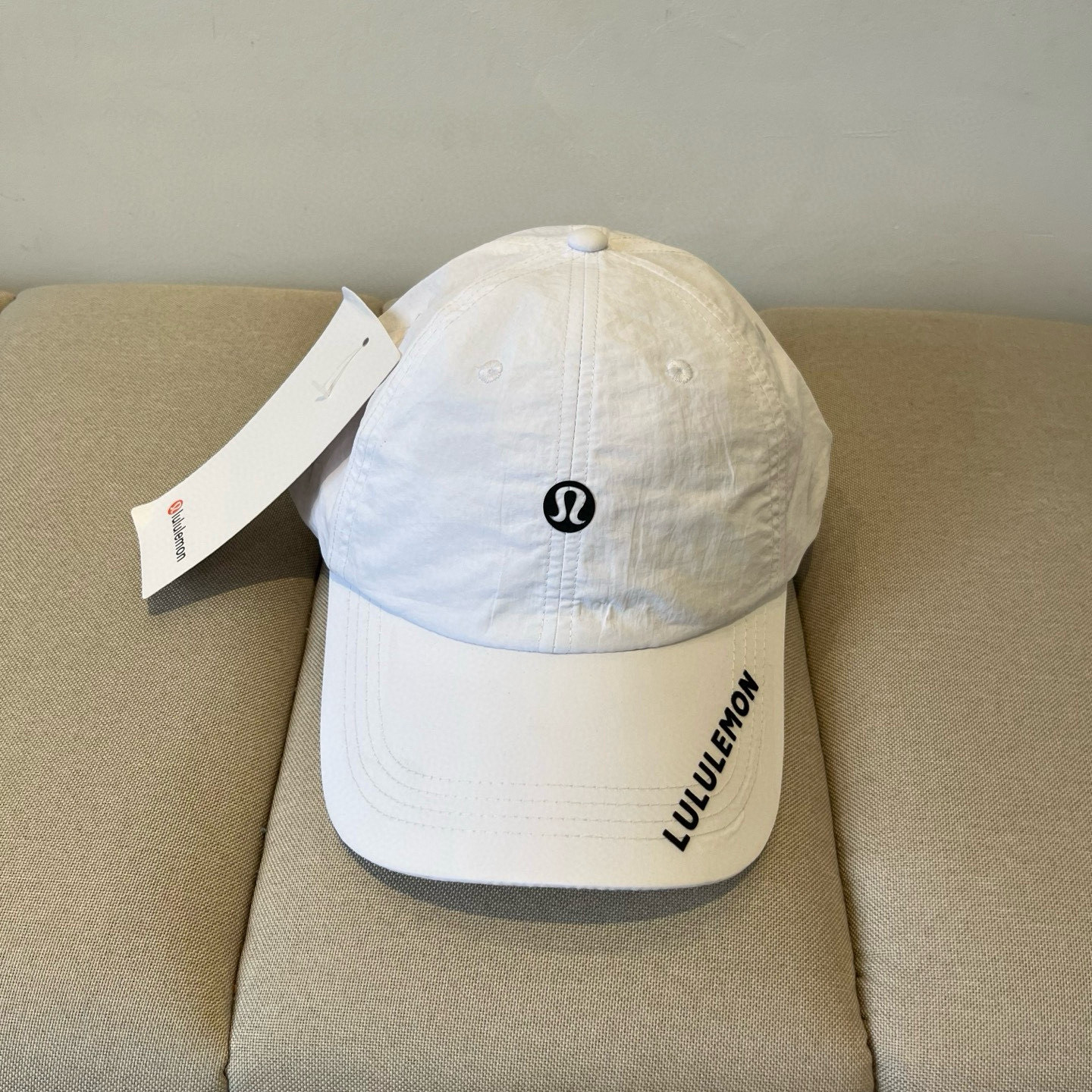 
LULULEMON棒球帽
爱健身的集美们一定听过的lulu~
非常适合多巴胺的你
颜色齐全赶快入手。