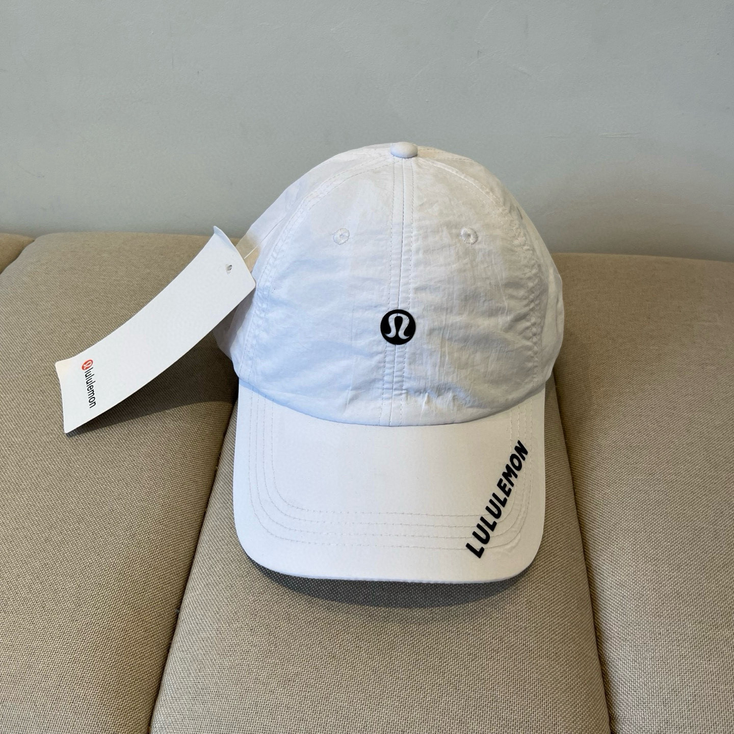 
LULULEMON棒球帽
爱健身的集美们一定听过的lulu~
非常适合多巴胺的你
颜色齐全赶快入手。