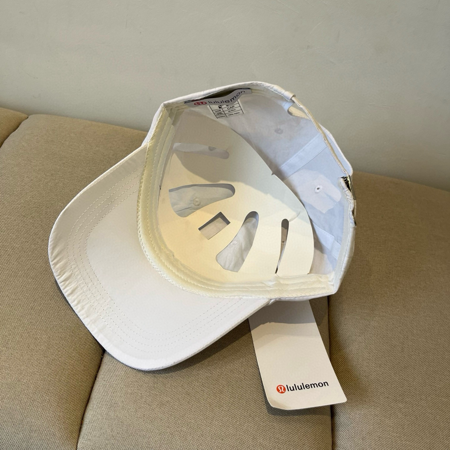 
LULULEMON棒球帽
爱健身的集美们一定听过的lulu~
非常适合多巴胺的你
颜色齐全赶快入手。