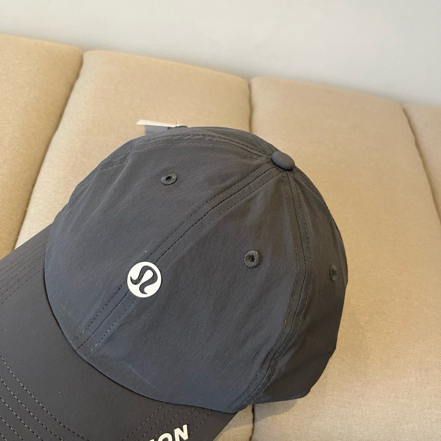 
LULULEMON棒球帽
爱健身的集美们一定听过的lulu~
非常适合多巴胺的你
颜色齐全赶快入手。