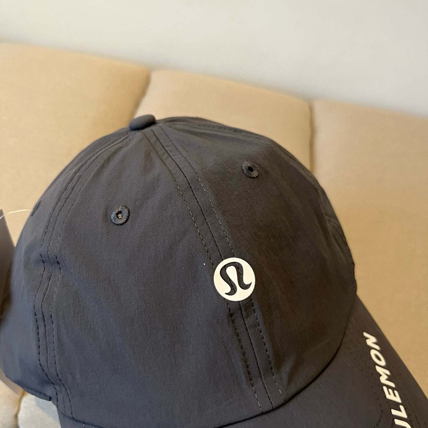 
LULULEMON棒球帽
爱健身的集美们一定听过的lulu~
非常适合多巴胺的你
颜色齐全赶快入手。