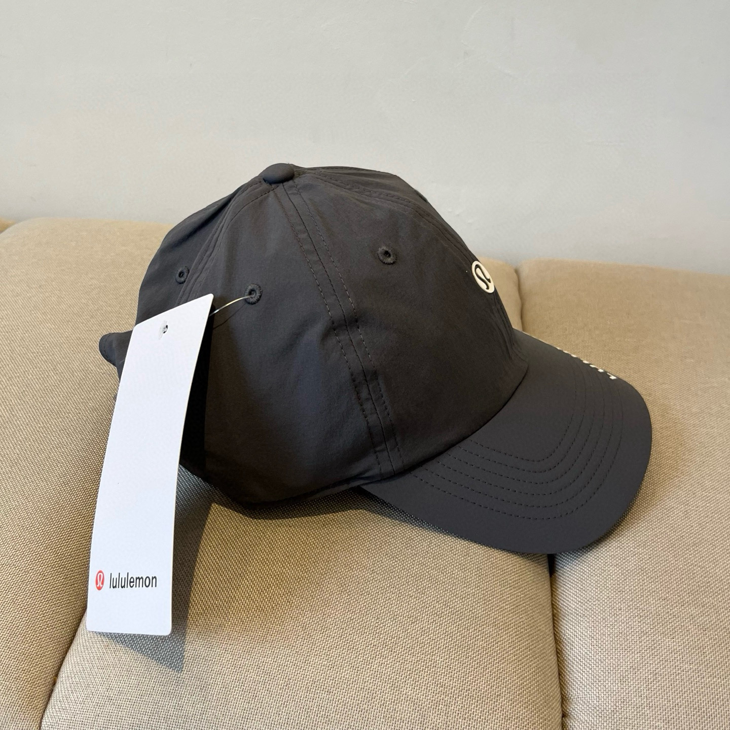 
LULULEMON棒球帽
爱健身的集美们一定听过的lulu~
非常适合多巴胺的你
颜色齐全赶快入手。