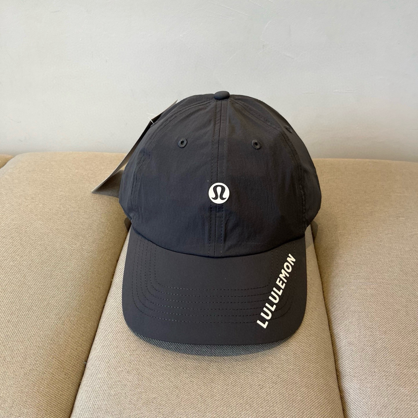 
LULULEMON棒球帽
爱健身的集美们一定听过的lulu~
非常适合多巴胺的你
颜色齐全赶快入手。