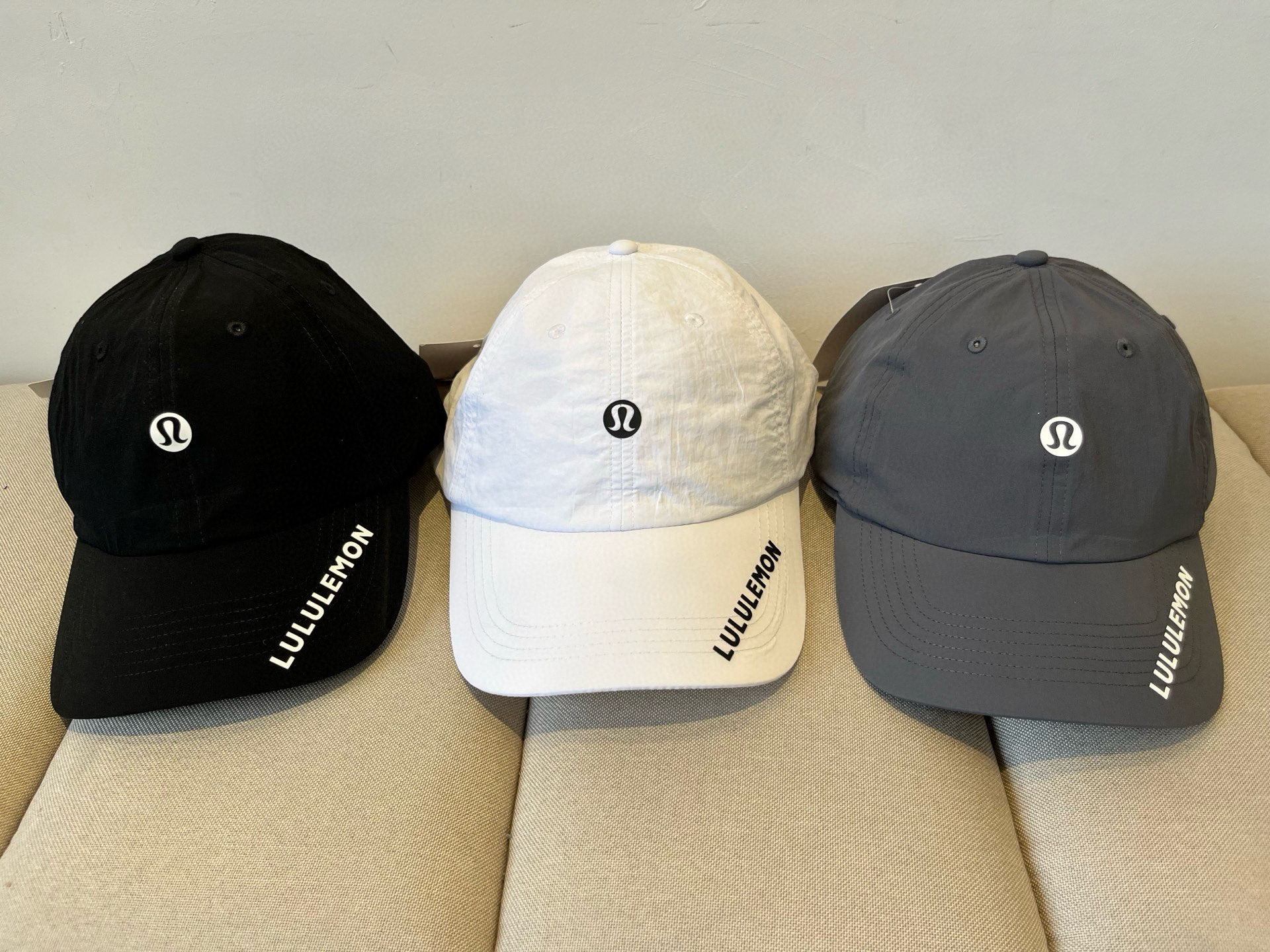 
LULULEMON棒球帽
爱健身的集美们一定听过的lulu~
非常适合多巴胺的你
颜色齐全赶快入手。