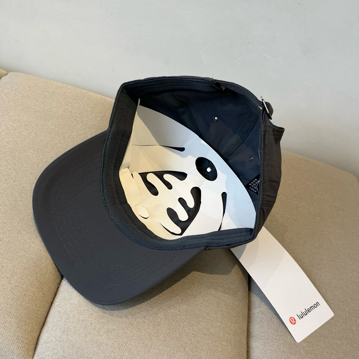 
LULULEMON棒球帽
爱健身的集美们一定听过的lulu~
非常适合多巴胺的你
颜色齐全赶快入手。