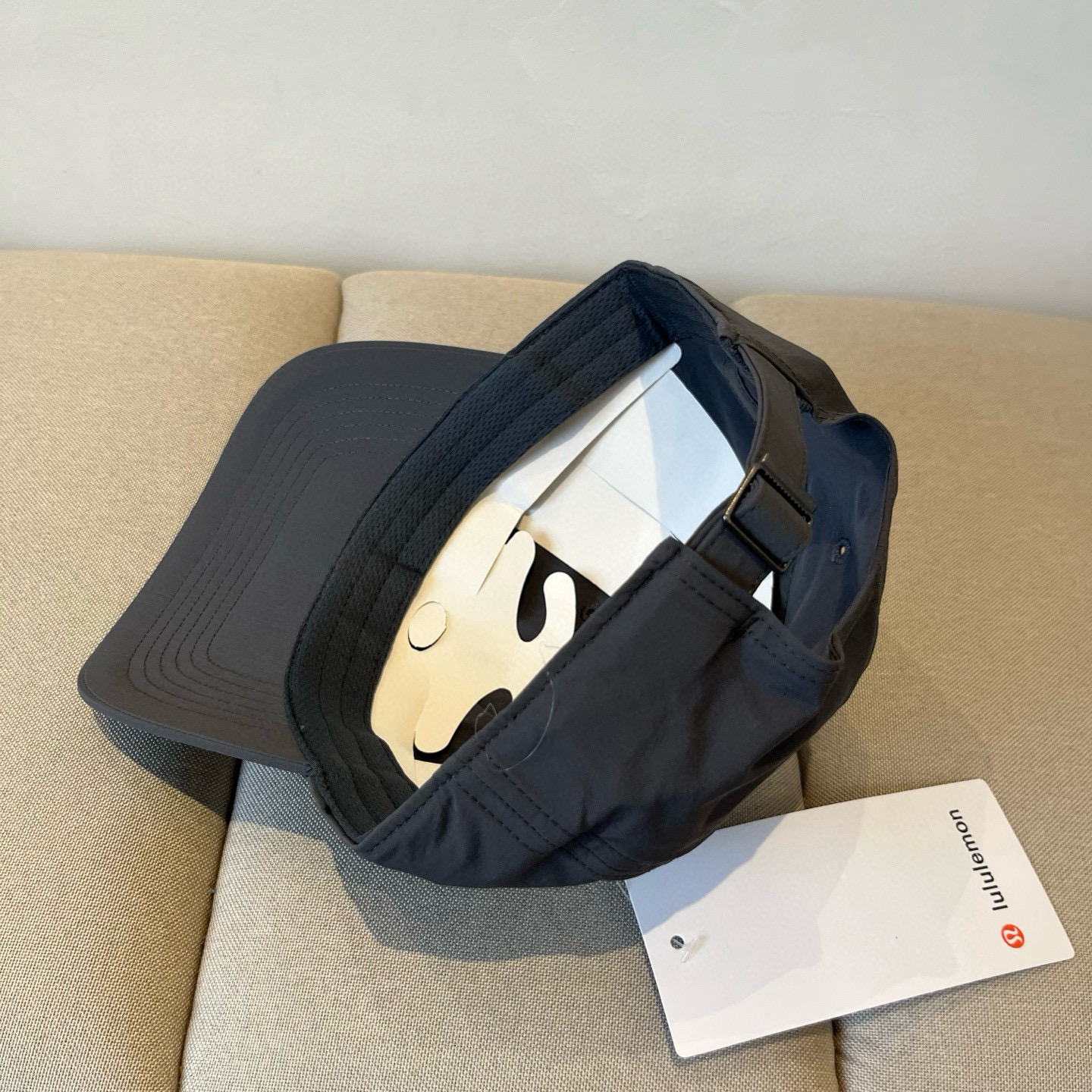 
LULULEMON棒球帽
爱健身的集美们一定听过的lulu~
非常适合多巴胺的你
颜色齐全赶快入手。