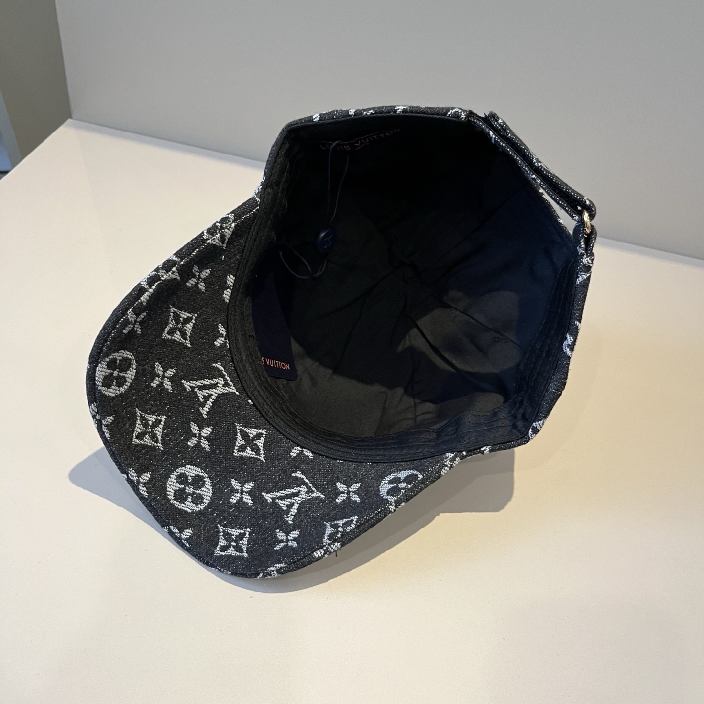 🧢路易威登棒球帽 LouisVuitton😍新款LV棒球帽，重工打造♥️高端大气，百搭款🤗男女通用！跑量