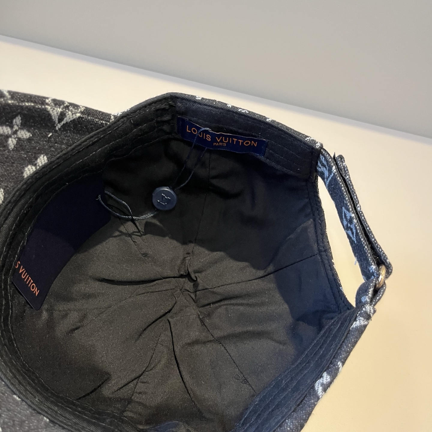 🧢路易威登棒球帽 LouisVuitton😍新款LV棒球帽，重工打造♥️高端大气，百搭款🤗男女通用！跑量