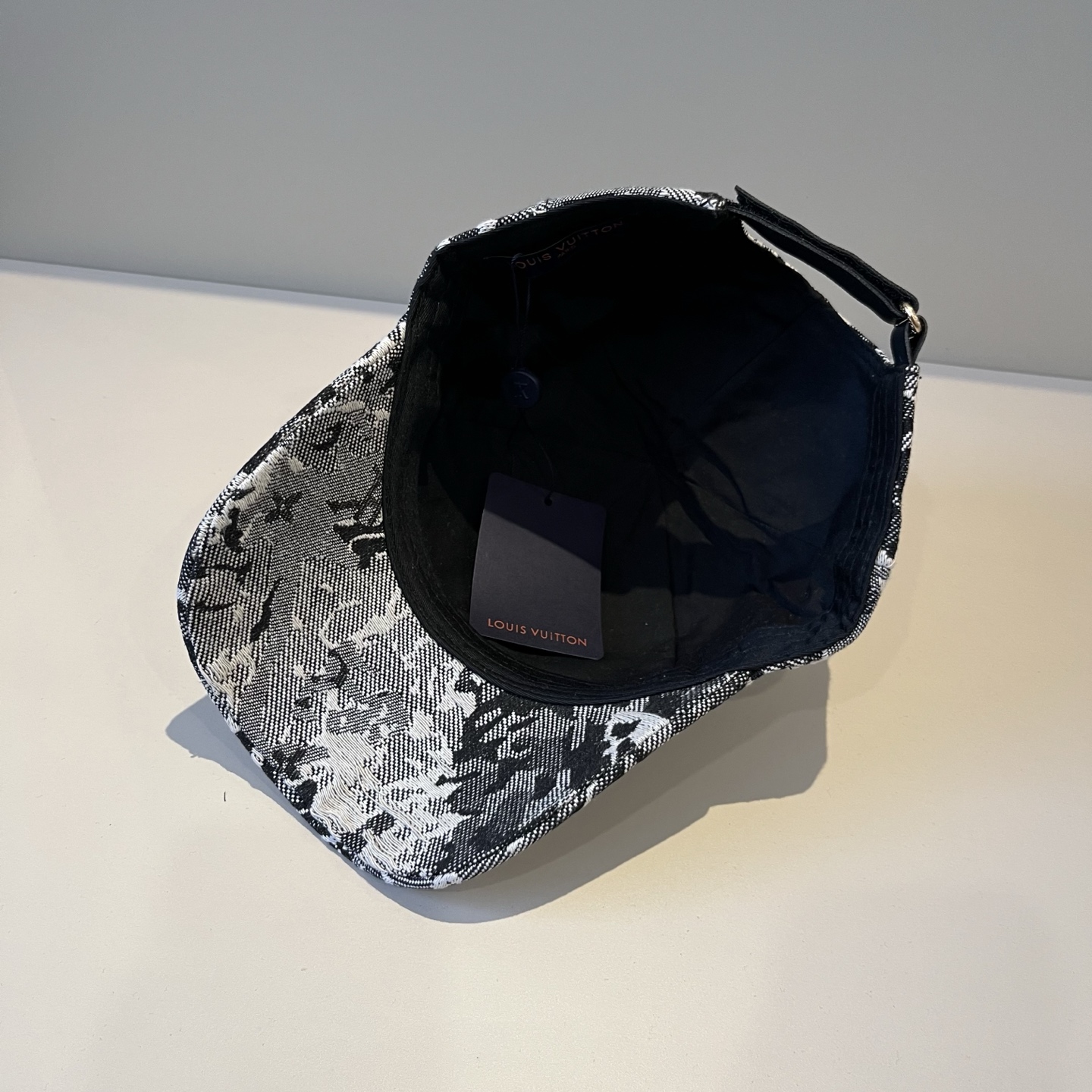 🧢路易威登棒球帽 LouisVuitton😍新款LV棒球帽，重工打造♥️高端大气，百搭款🤗男女通用！跑量