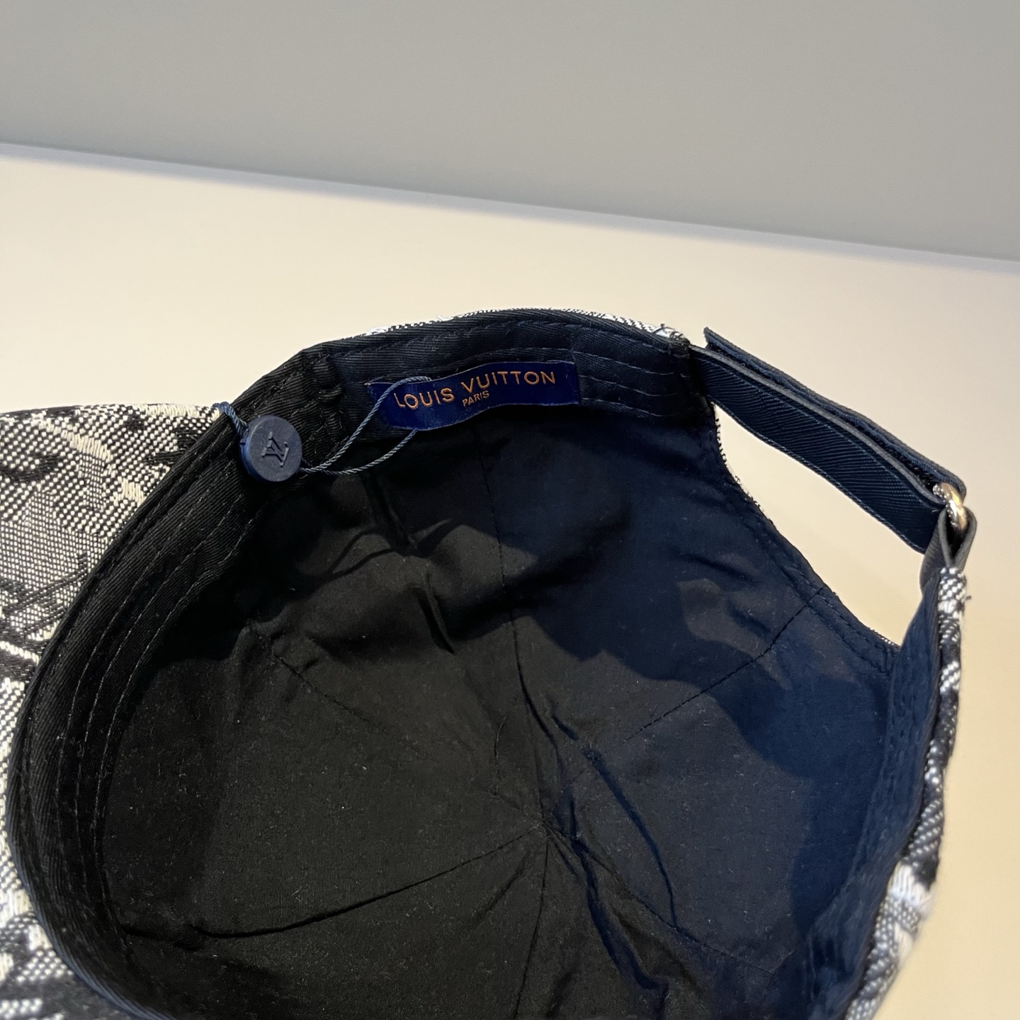 🧢路易威登棒球帽 LouisVuitton😍新款LV棒球帽，重工打造♥️高端大气，百搭款🤗男女通用！跑量