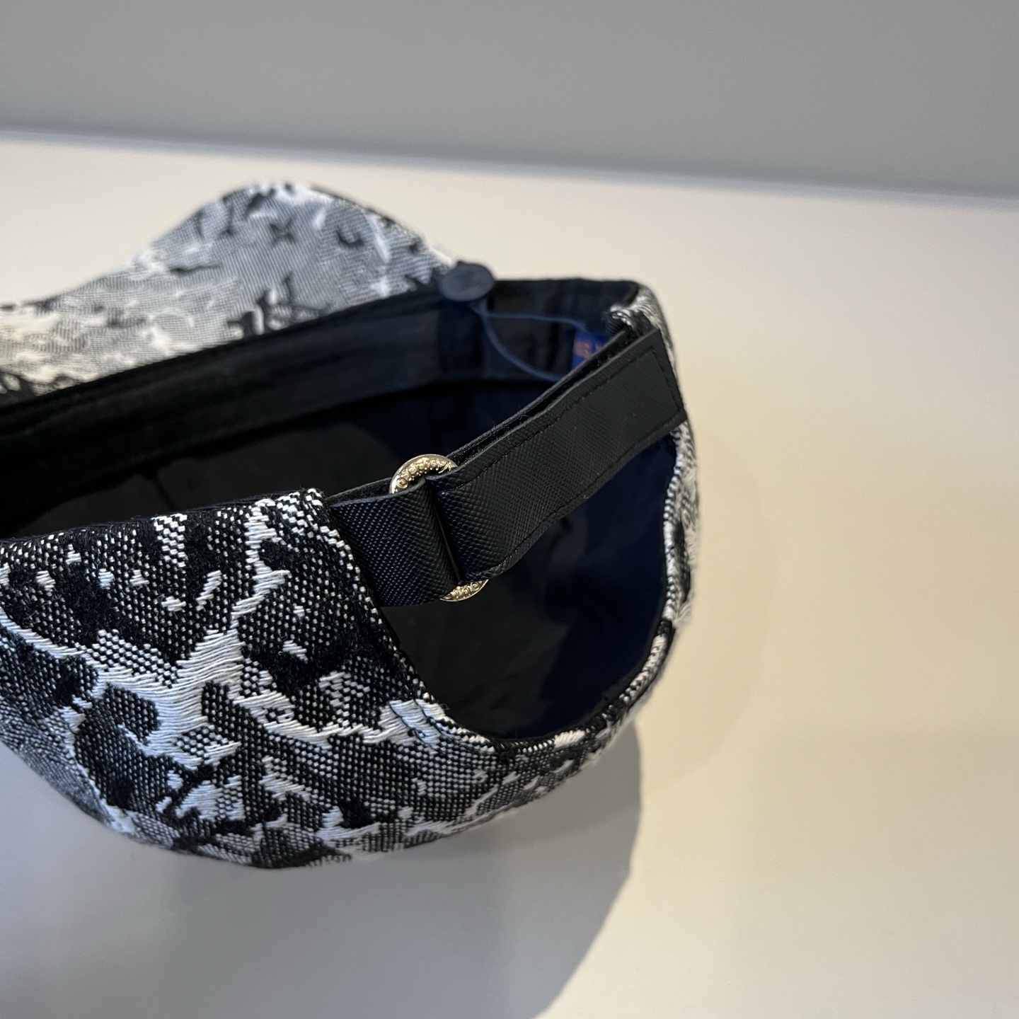 🧢路易威登棒球帽 LouisVuitton😍新款LV棒球帽，重工打造♥️高端大气，百搭款🤗男女通用！跑量