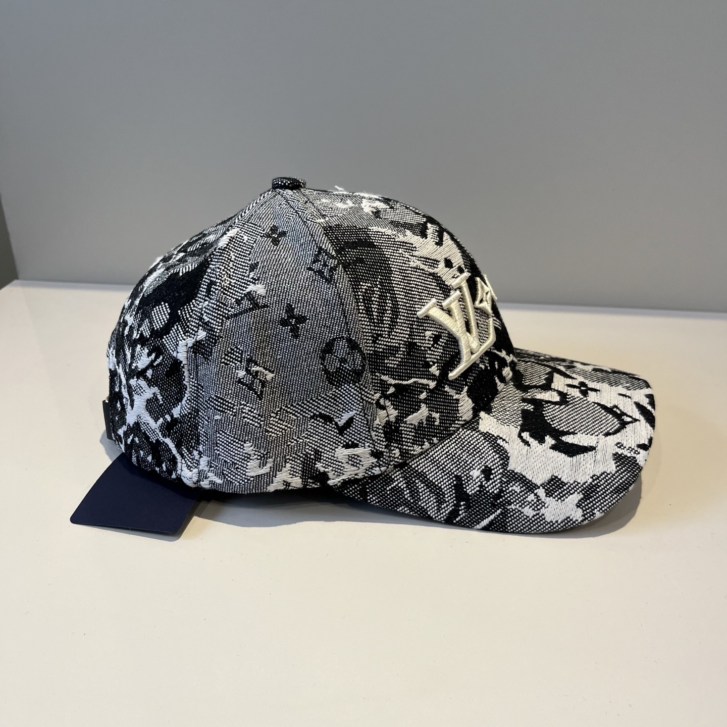 🧢路易威登棒球帽 LouisVuitton😍新款LV棒球帽，重工打造♥️高端大气，百搭款🤗男女通用！跑量