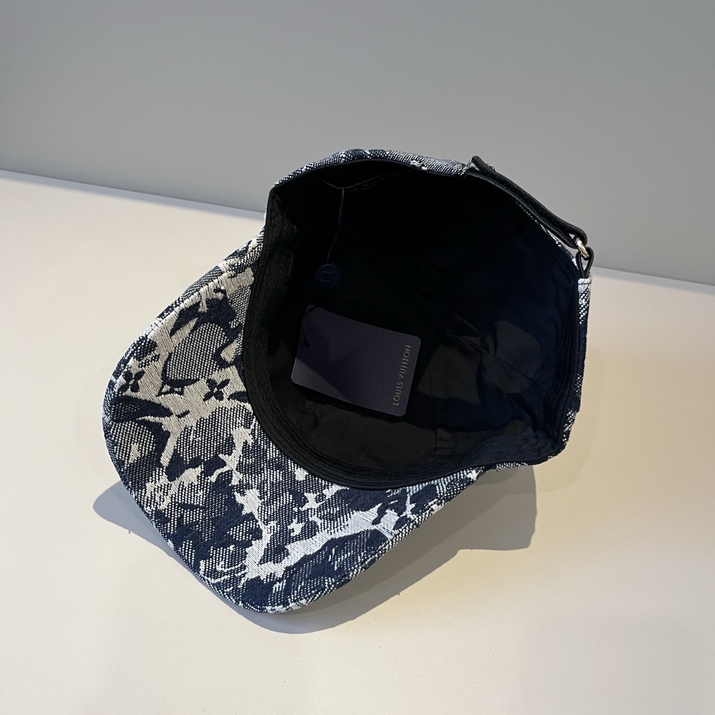 🧢路易威登棒球帽 LouisVuitton😍新款LV棒球帽，重工打造♥️高端大气，百搭款🤗男女通用！跑量