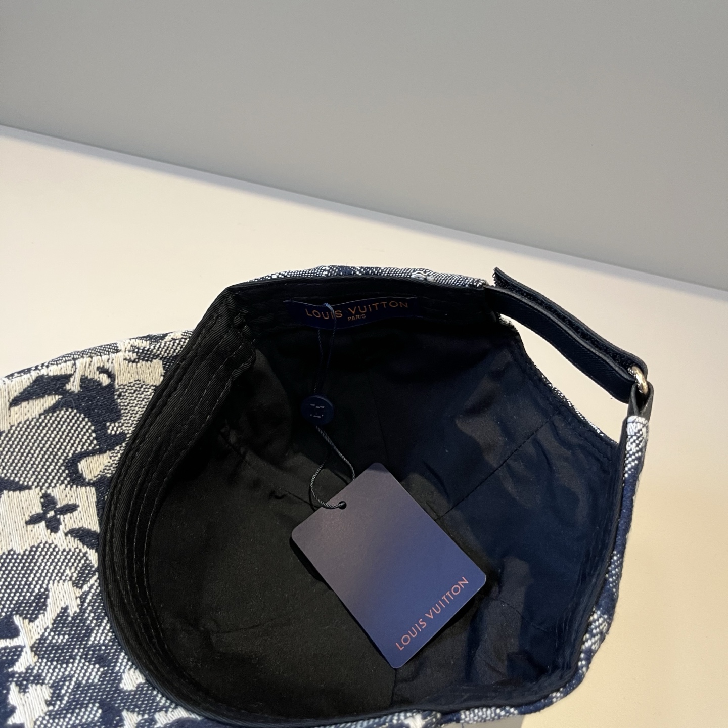 🧢路易威登棒球帽 LouisVuitton😍新款LV棒球帽，重工打造♥️高端大气，百搭款🤗男女通用！跑量