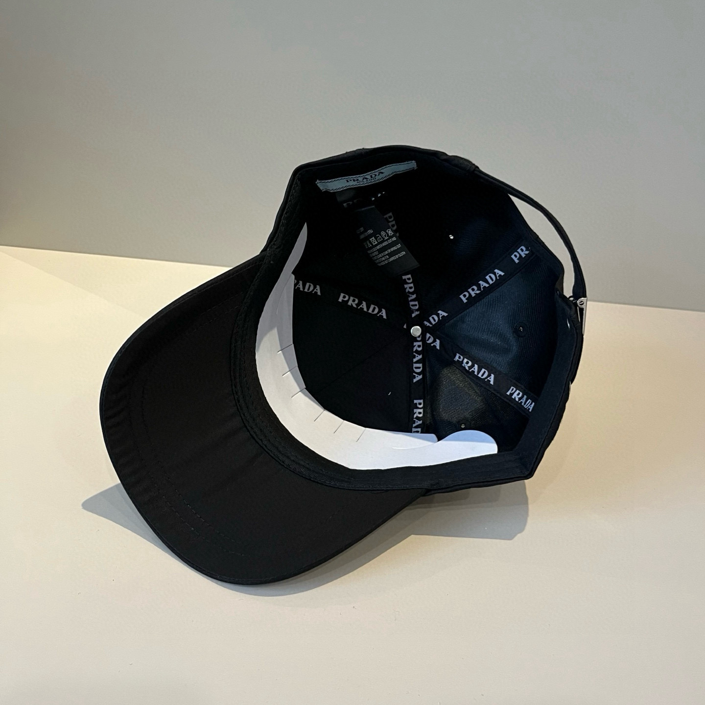 
普拉达 PRADA 新品经典棒球帽 代购版本！时尚潮流，高端做工！非一般的品质，细节看实拍哦