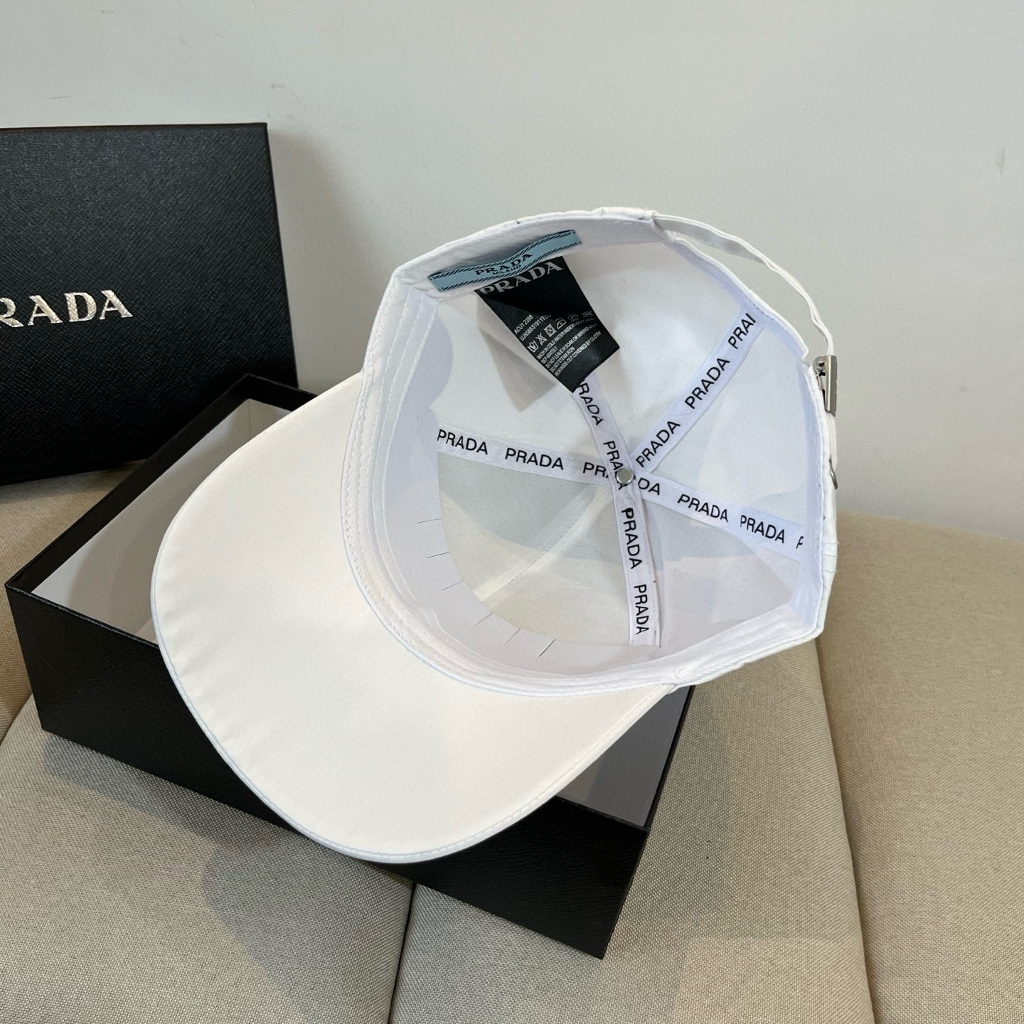 
普拉达 PRADA 新品经典棒球帽 代购版本！时尚潮流，高端做工！非一般的品质，细节看实拍哦