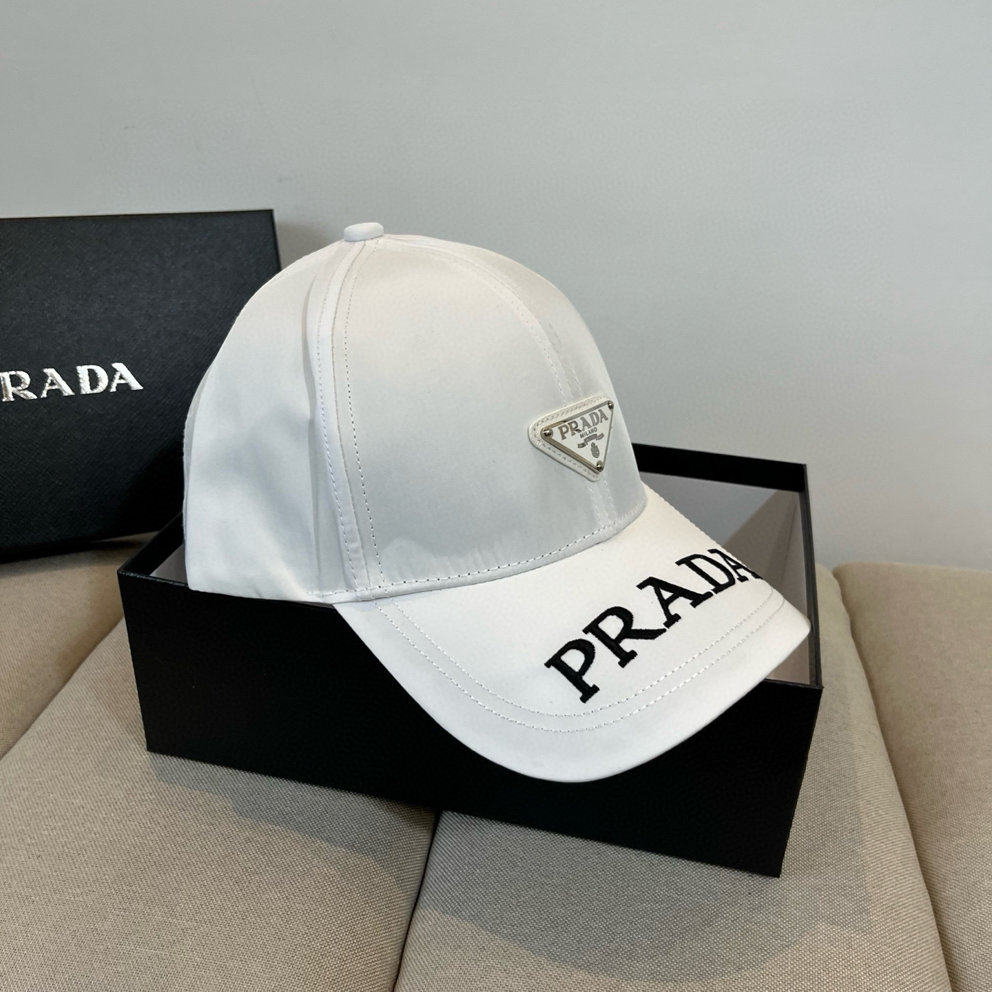 
普拉达 PRADA 新品经典棒球帽 代购版本！时尚潮流，高端做工！非一般的品质，细节看实拍哦
