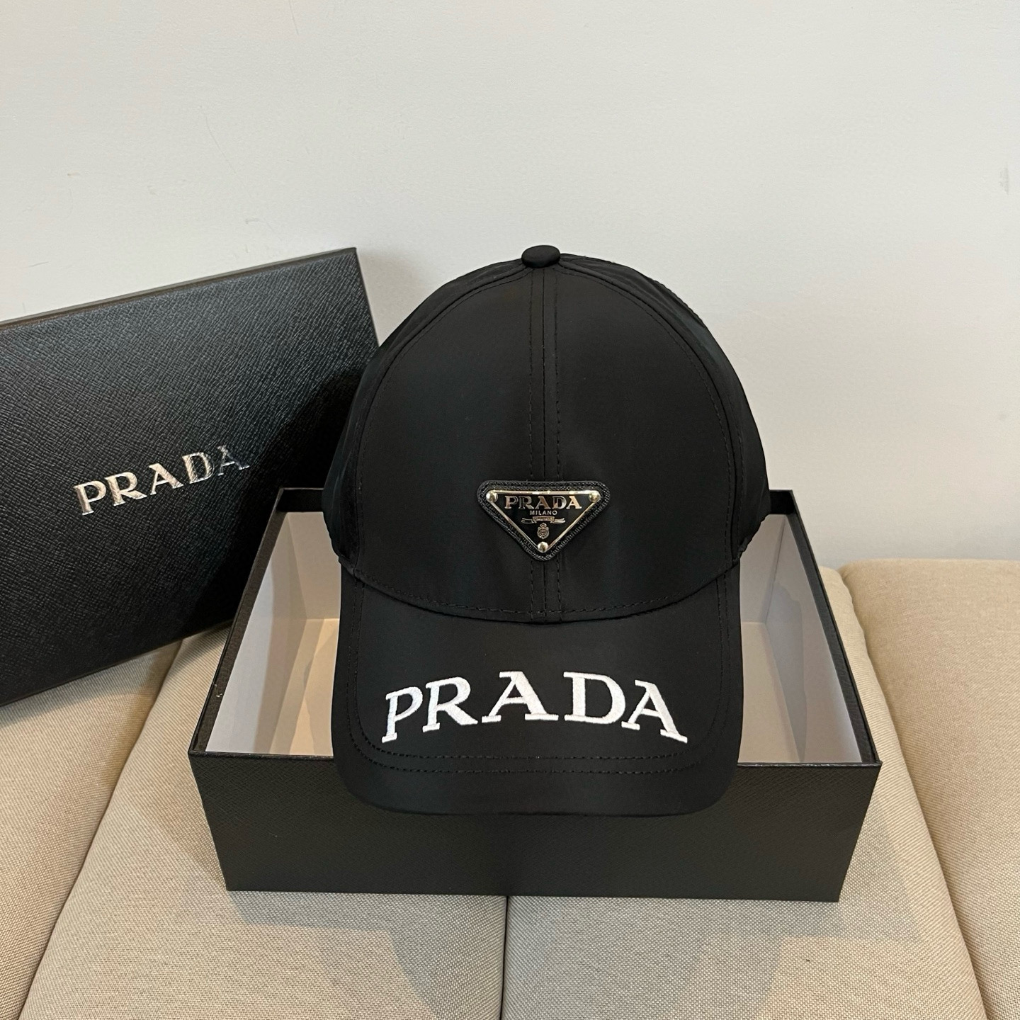 
普拉达 PRADA 新品经典棒球帽 代购版本！时尚潮流，高端做工！非一般的品质，细节看实拍哦