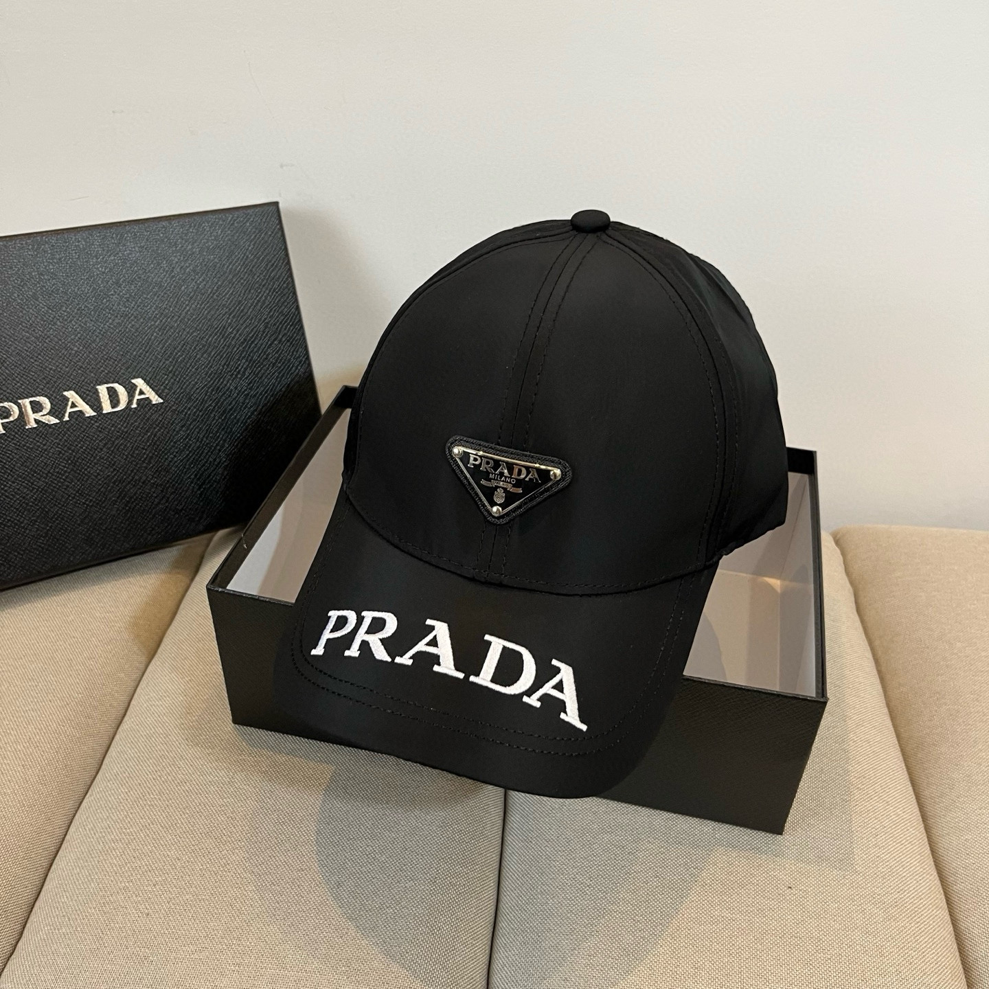 
普拉达 PRADA 新品经典棒球帽 代购版本！时尚潮流，高端做工！非一般的品质，细节看实拍哦