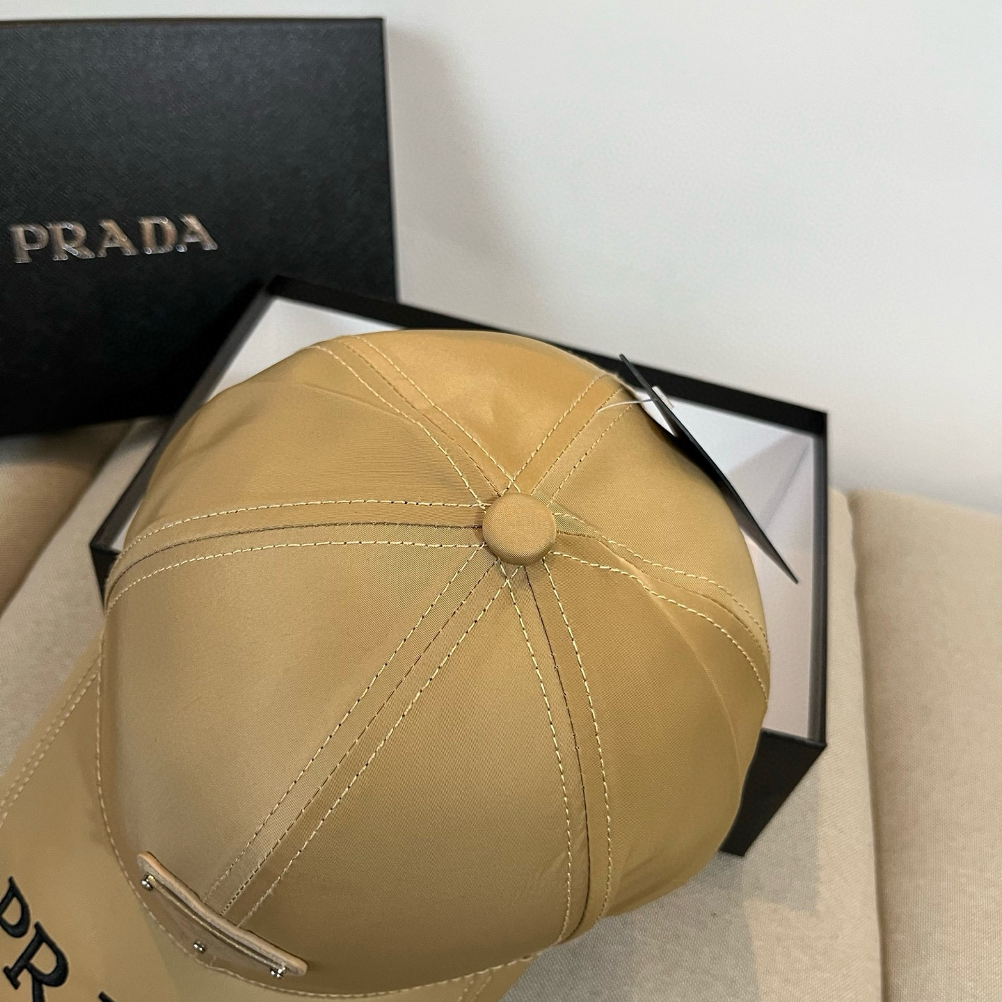 
普拉达 PRADA 新品经典棒球帽 代购版本！时尚潮流，高端做工！非一般的品质，细节看实拍哦