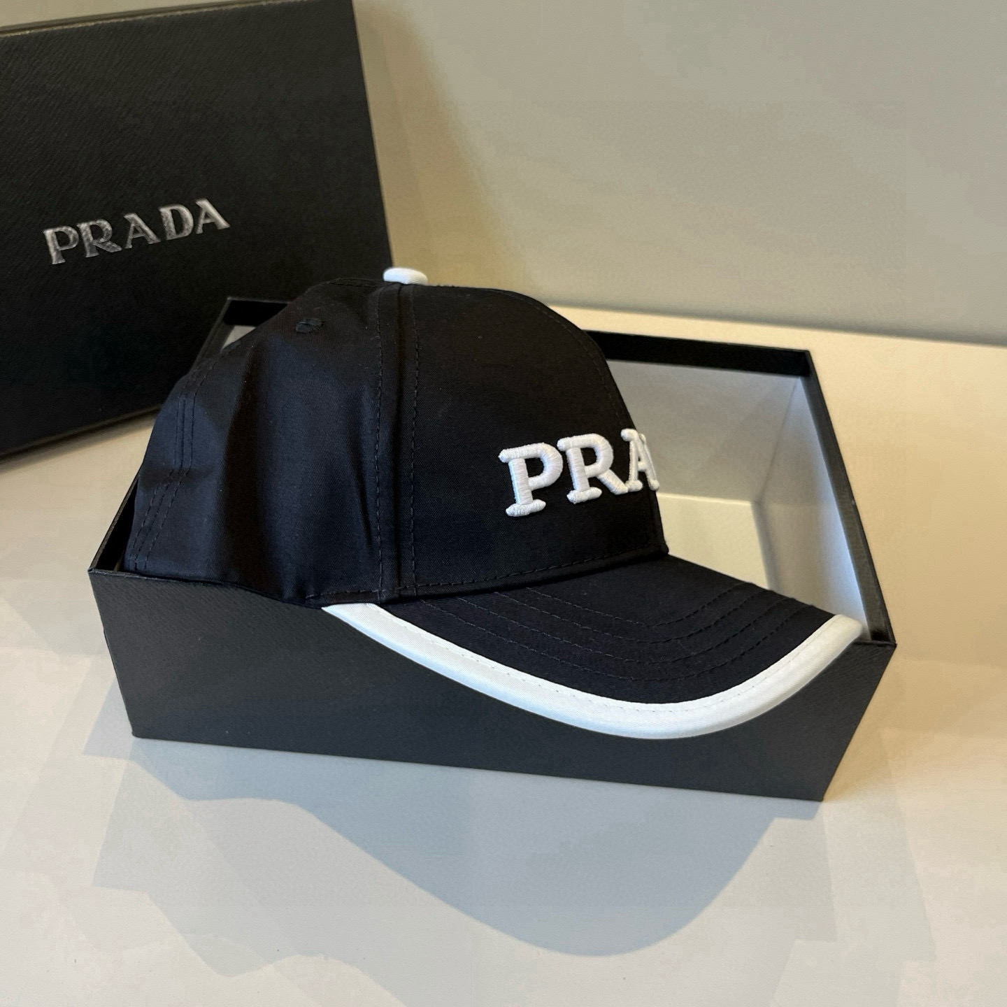 
普拉达 PRADA 新品经典棒球帽 代购版本！时尚潮流，高端做工！非一般的品质，细节看实拍哦
