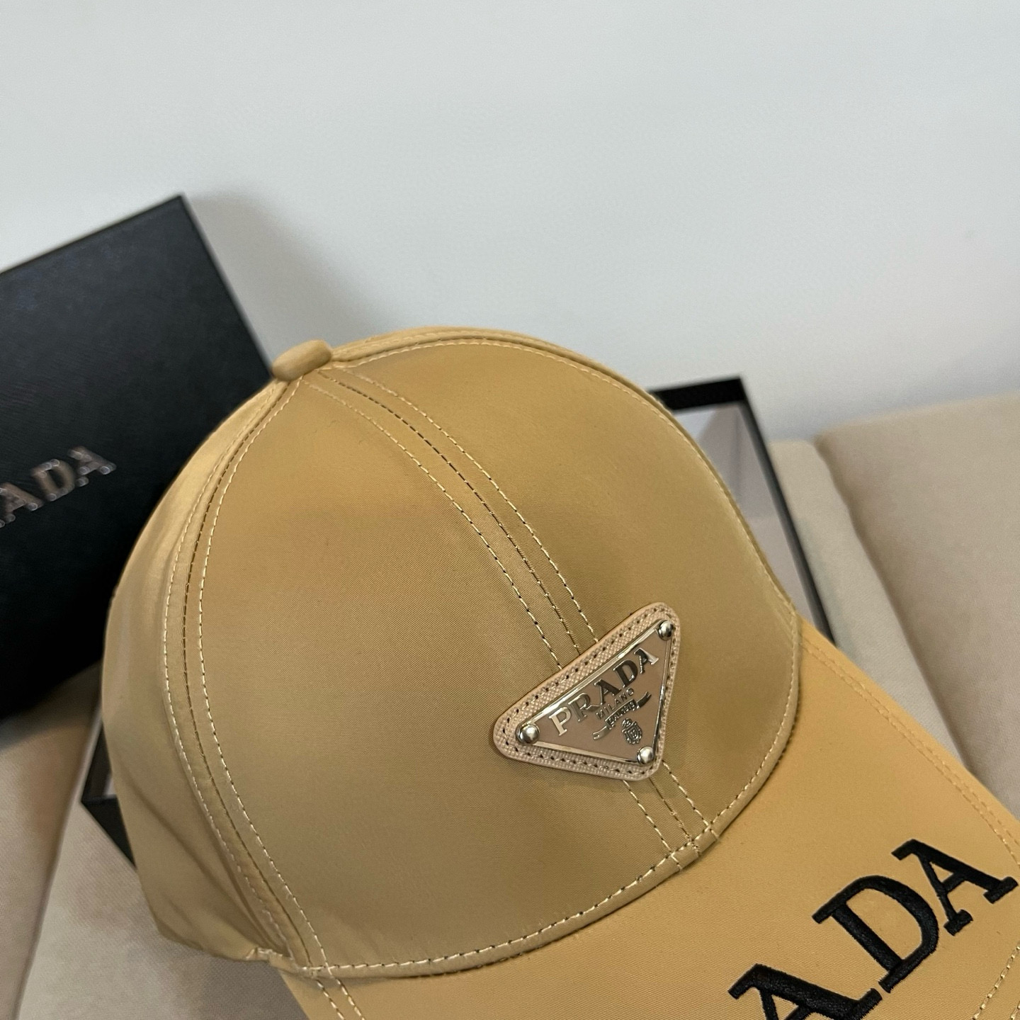 
普拉达 PRADA 新品经典棒球帽 代购版本！时尚潮流，高端做工！非一般的品质，细节看实拍哦