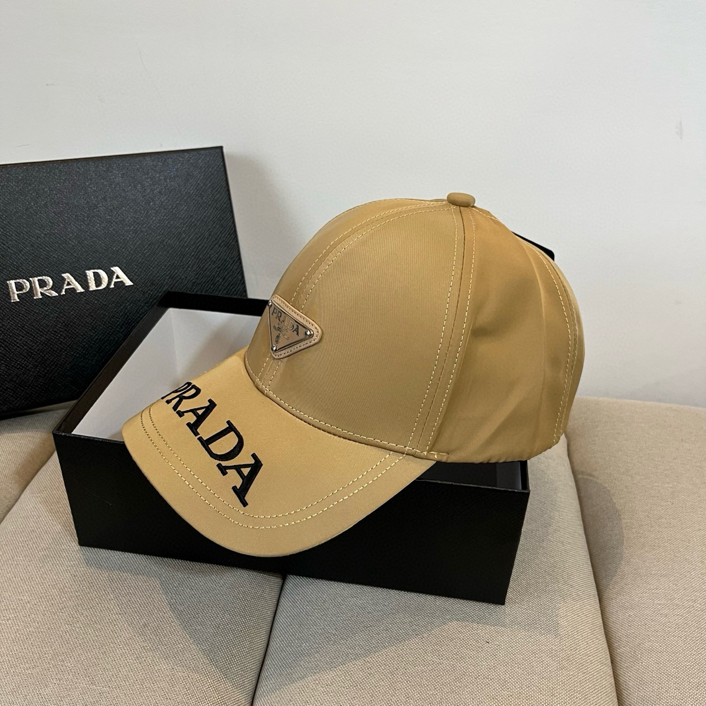 
普拉达 PRADA 新品经典棒球帽 代购版本！时尚潮流，高端做工！非一般的品质，细节看实拍哦