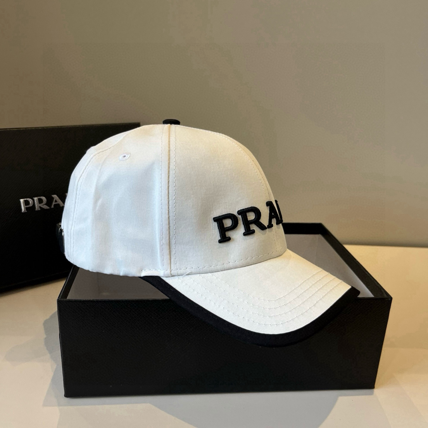 
普拉达 PRADA 新品经典棒球帽 代购版本！时尚潮流，高端做工！非一般的品质，细节看实拍哦