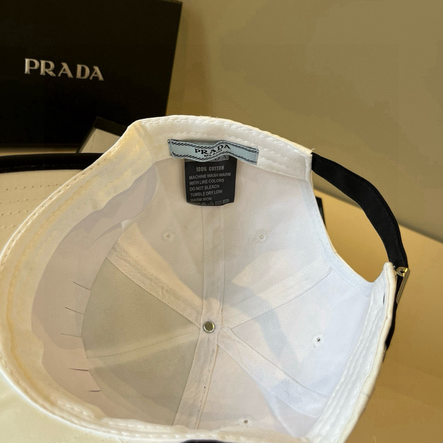 
普拉达 PRADA 新品经典棒球帽 代购版本！时尚潮流，高端做工！非一般的品质，细节看实拍哦