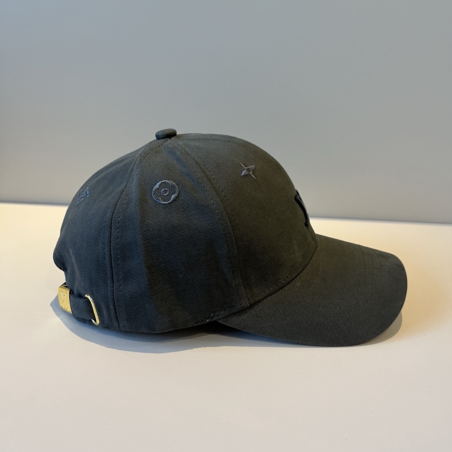 🧢路易威登棒球帽 LouisVuitton😍新款LV棒球帽，重工打造♥️高端大气，百搭款🤗男女通用！跑量