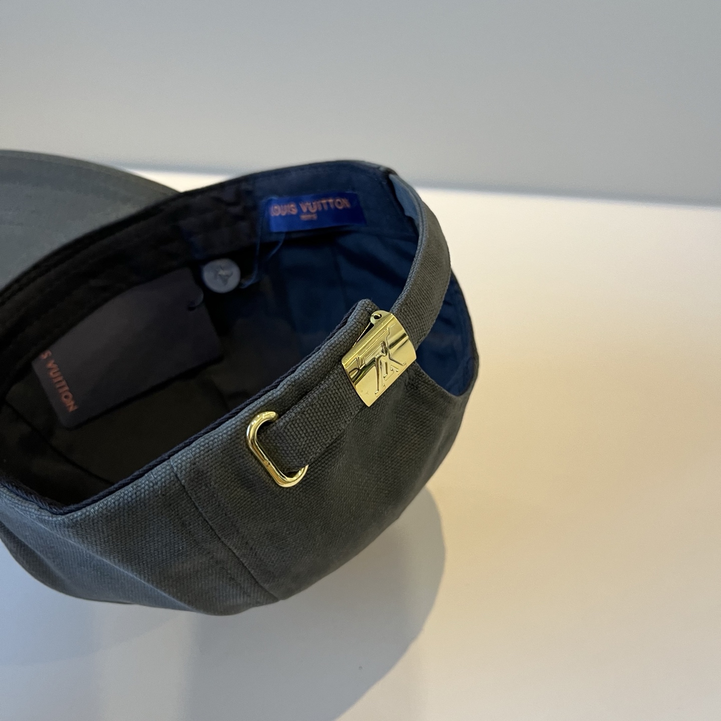 🧢路易威登棒球帽 LouisVuitton😍新款LV棒球帽，重工打造♥️高端大气，百搭款🤗男女通用！跑量