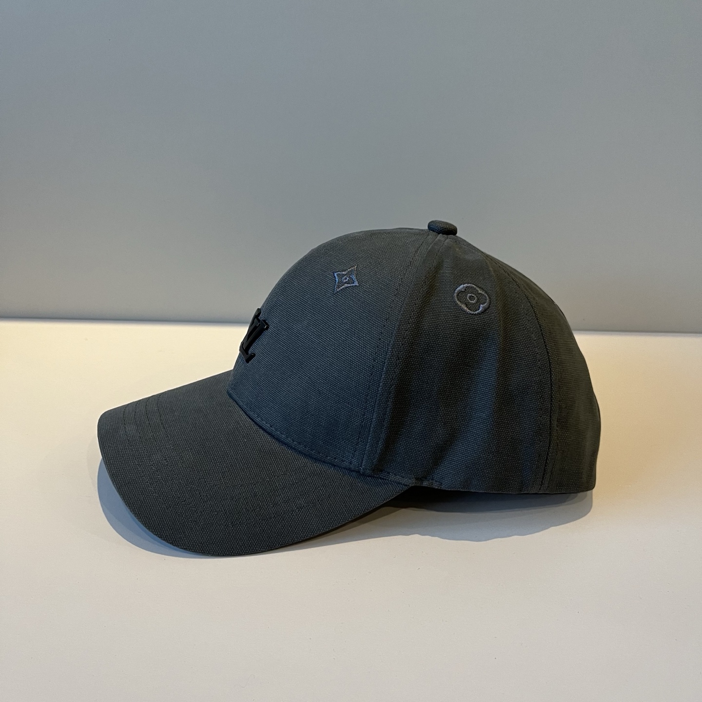 🧢路易威登棒球帽 LouisVuitton😍新款LV棒球帽，重工打造♥️高端大气，百搭款🤗男女通用！跑量