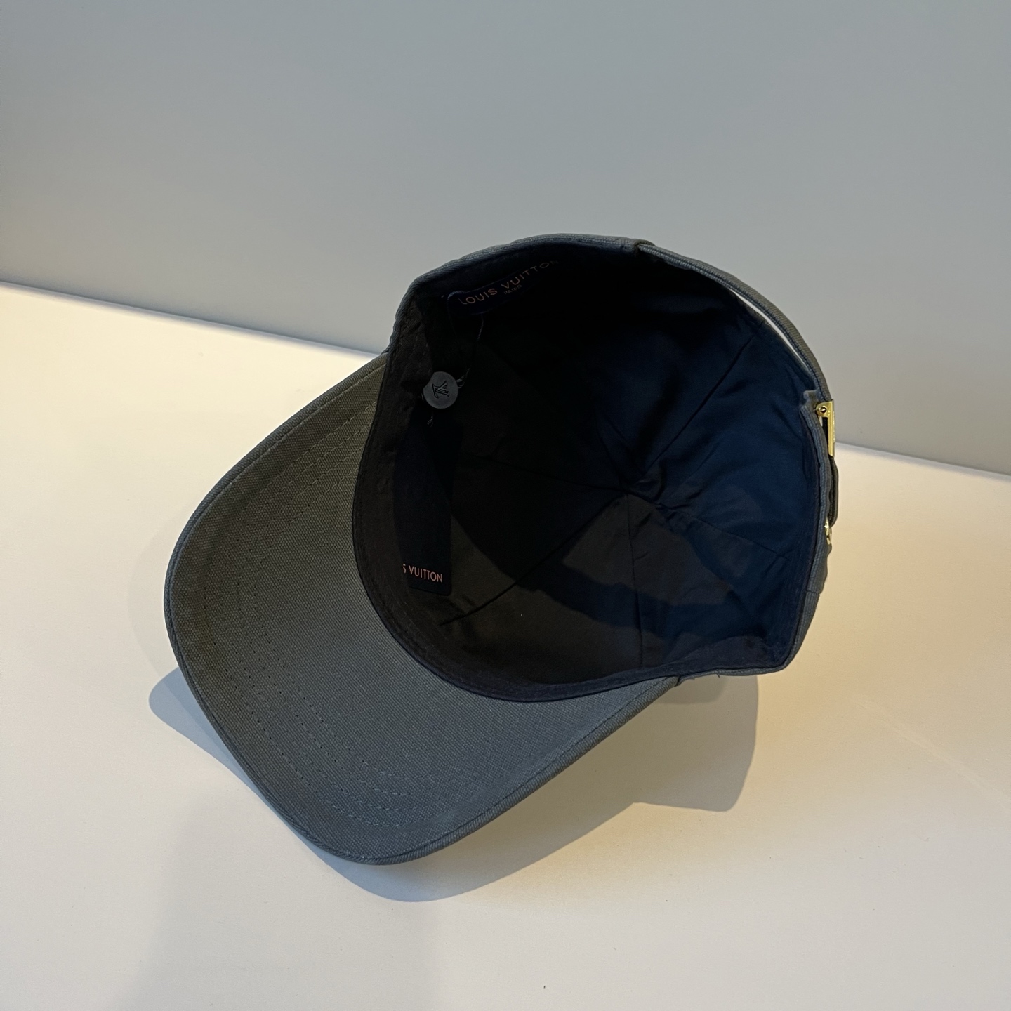 🧢路易威登棒球帽 LouisVuitton😍新款LV棒球帽，重工打造♥️高端大气，百搭款🤗男女通用！跑量