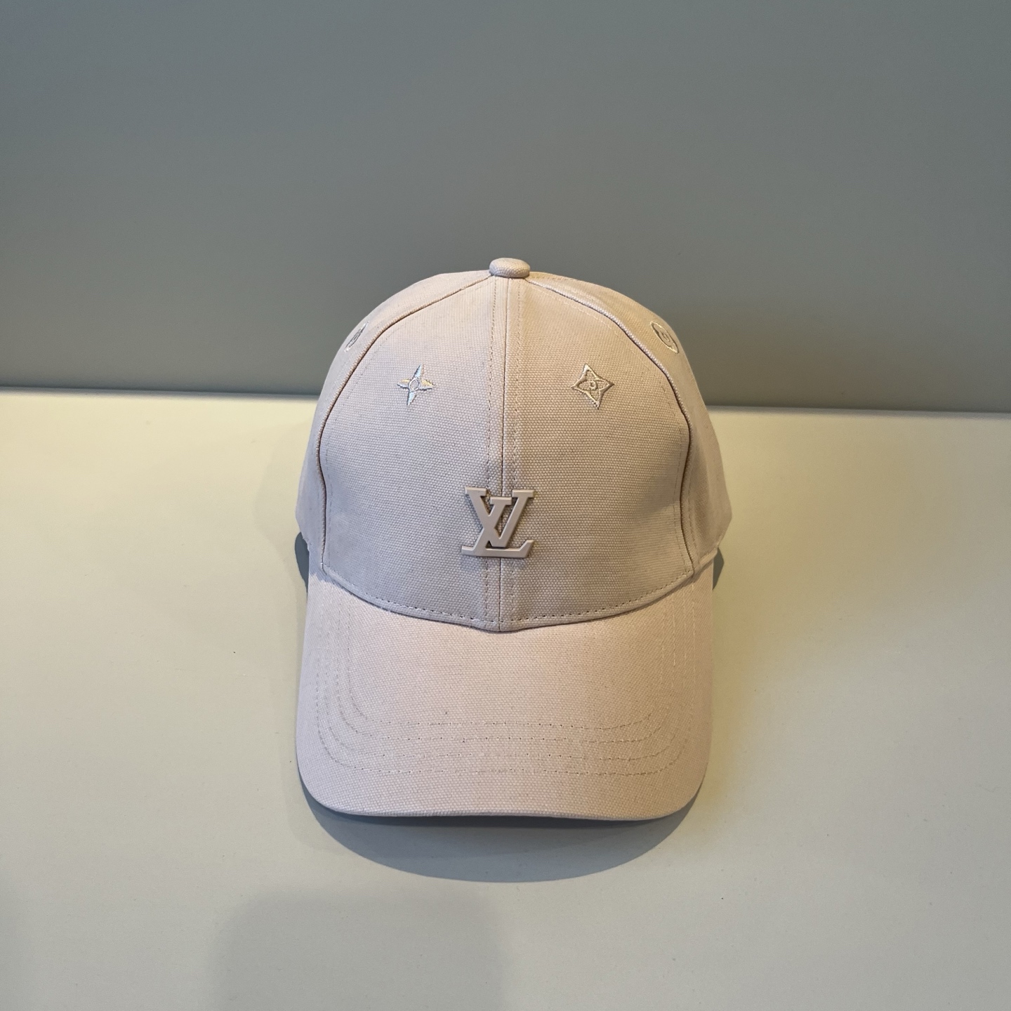 🧢路易威登棒球帽 LouisVuitton😍新款LV棒球帽，重工打造♥️高端大气，百搭款🤗男女通用！跑量
