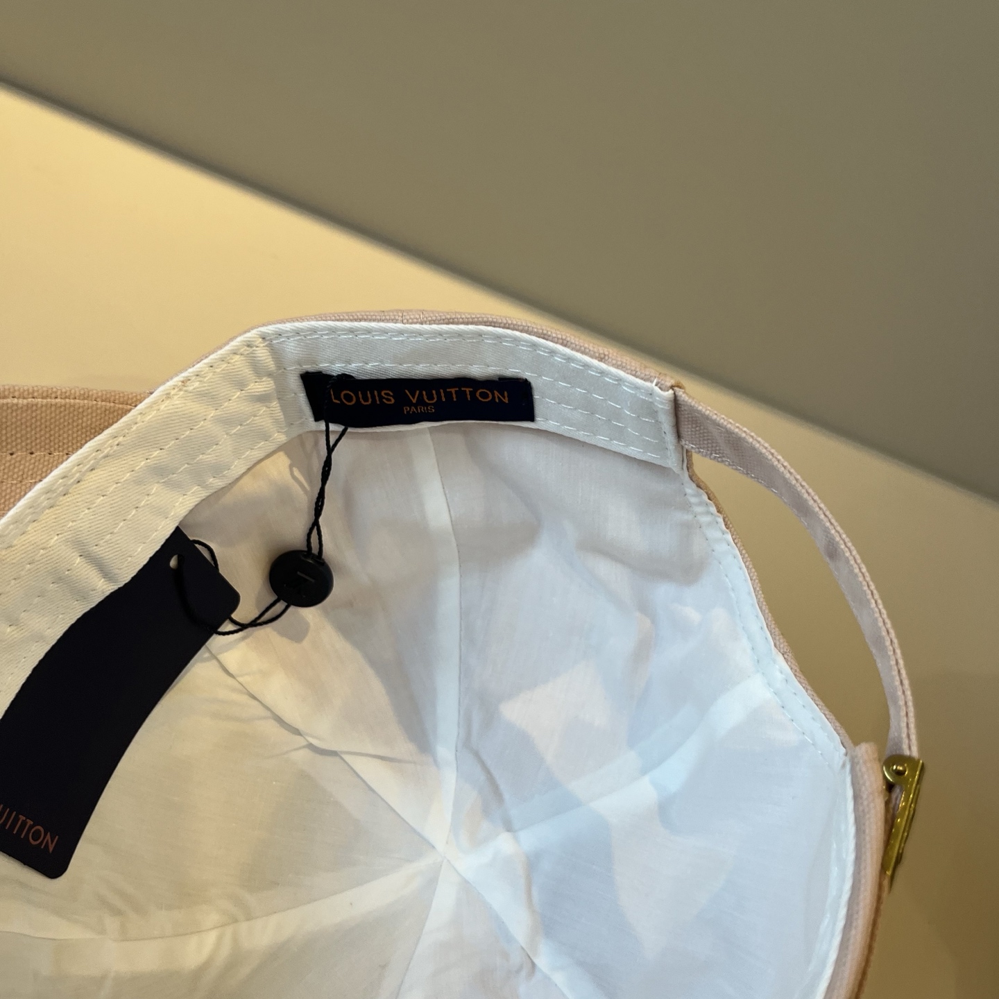 🧢路易威登棒球帽 LouisVuitton😍新款LV棒球帽，重工打造♥️高端大气，百搭款🤗男女通用！跑量