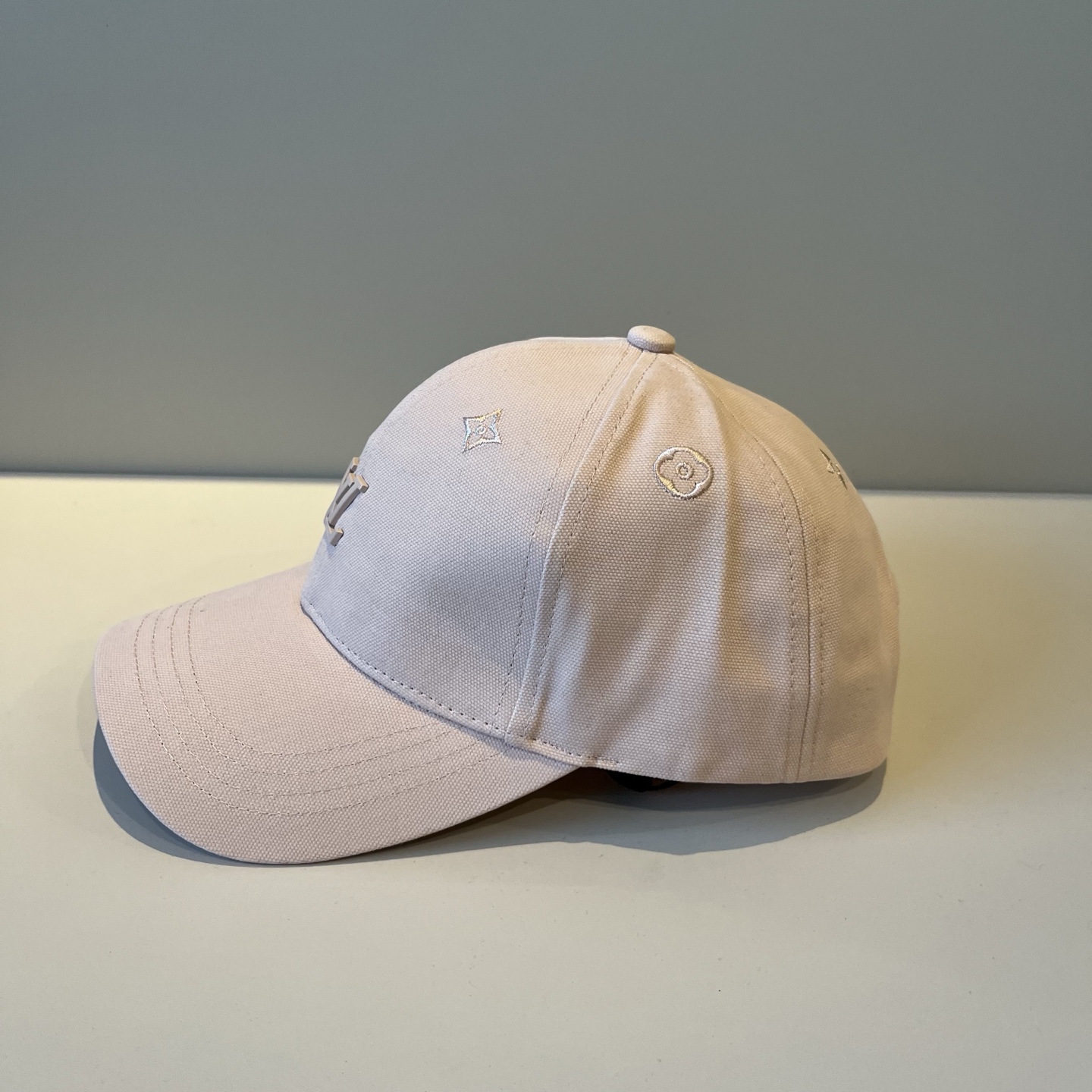 🧢路易威登棒球帽 LouisVuitton😍新款LV棒球帽，重工打造♥️高端大气，百搭款🤗男女通用！跑量