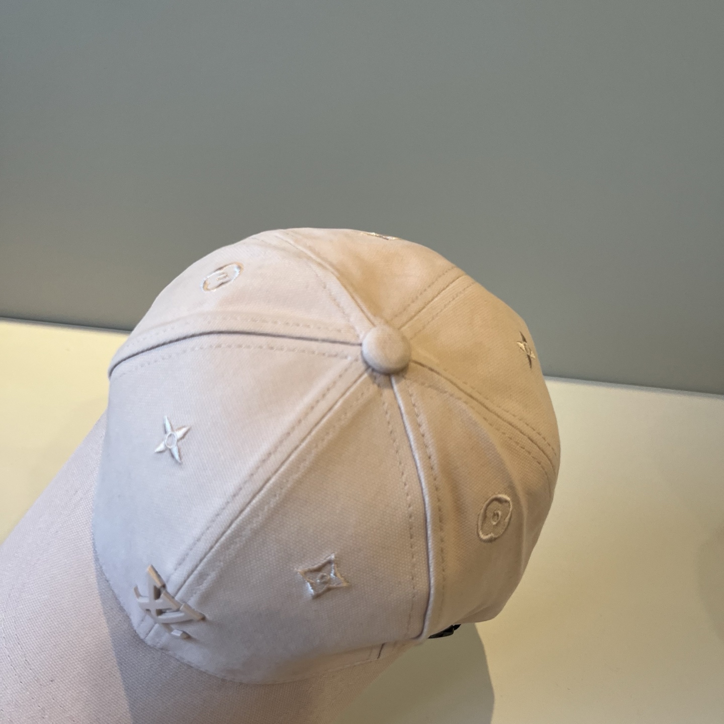 🧢路易威登棒球帽 LouisVuitton😍新款LV棒球帽，重工打造♥️高端大气，百搭款🤗男女通用！跑量