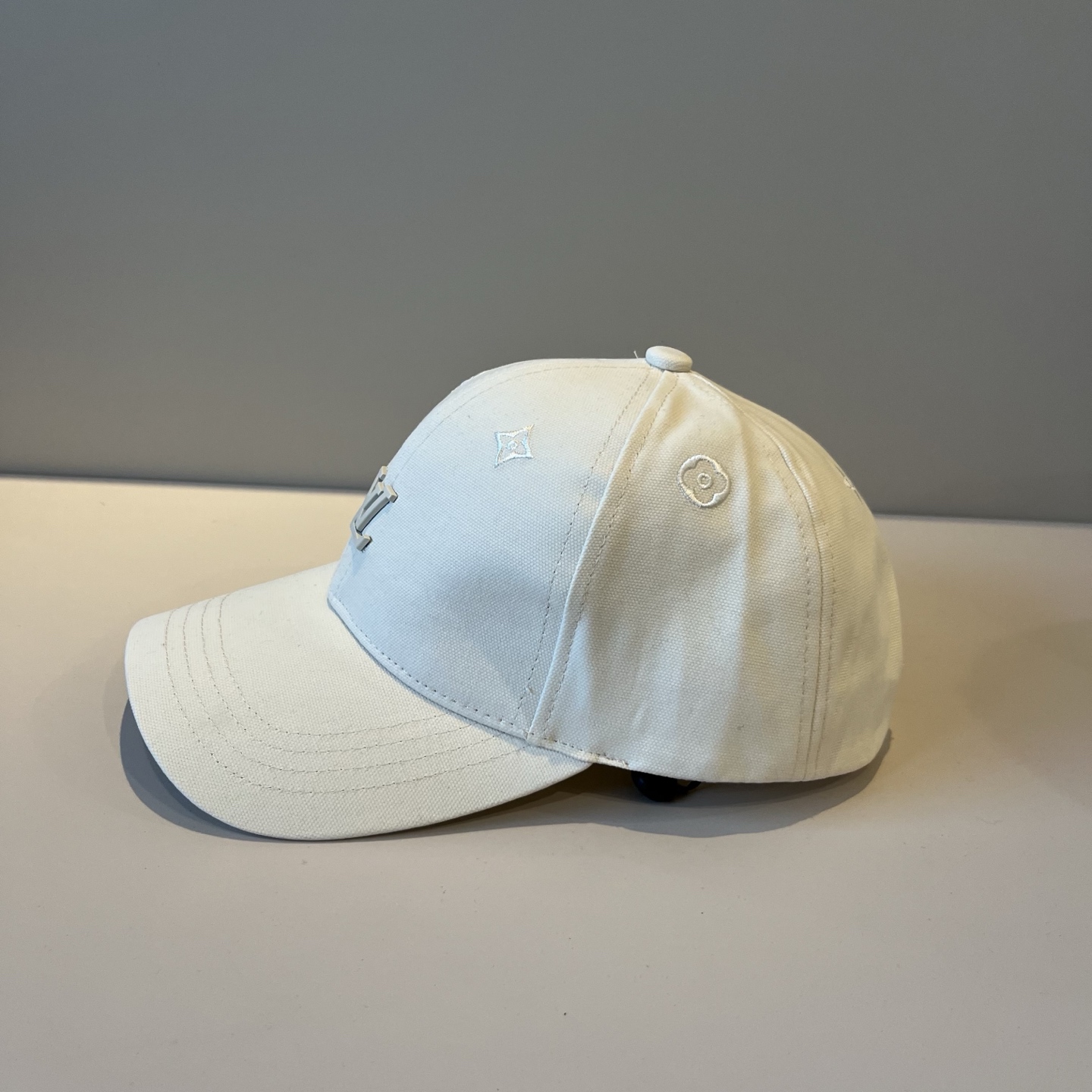 🧢路易威登棒球帽 LouisVuitton😍新款LV棒球帽，重工打造♥️高端大气，百搭款🤗男女通用！跑量