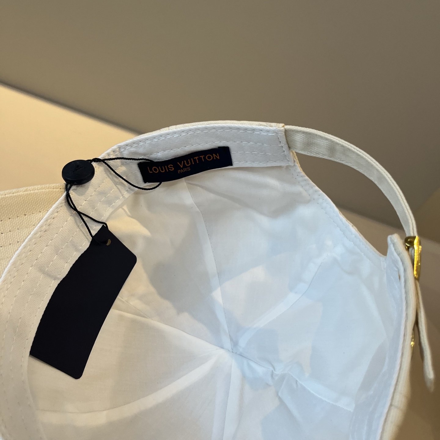 🧢路易威登棒球帽 LouisVuitton😍新款LV棒球帽，重工打造♥️高端大气，百搭款🤗男女通用！跑量