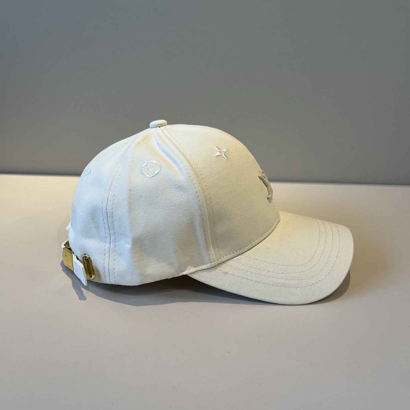 🧢路易威登棒球帽 LouisVuitton😍新款LV棒球帽，重工打造♥️高端大气，百搭款🤗男女通用！跑量