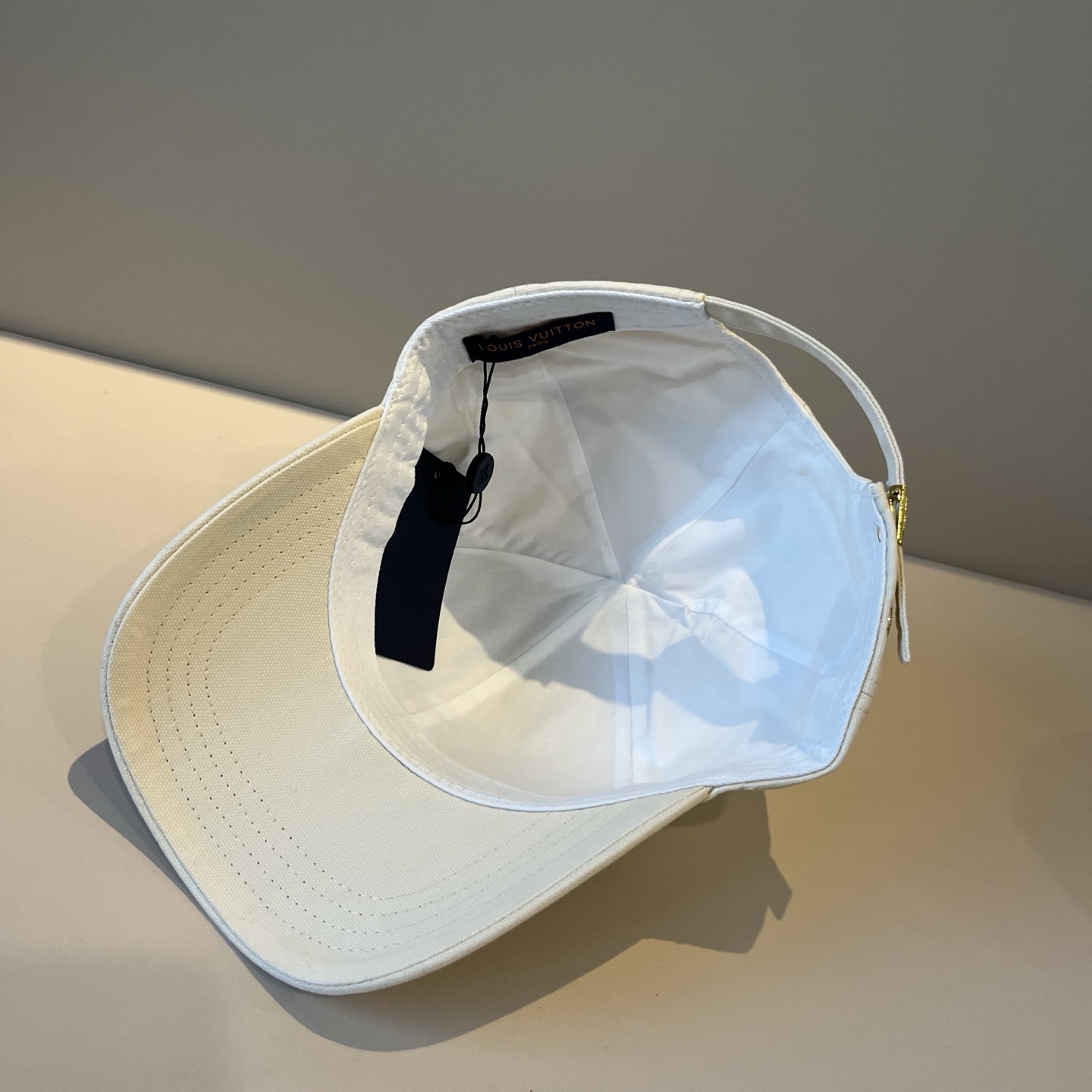 🧢路易威登棒球帽 LouisVuitton😍新款LV棒球帽，重工打造♥️高端大气，百搭款🤗男女通用！跑量