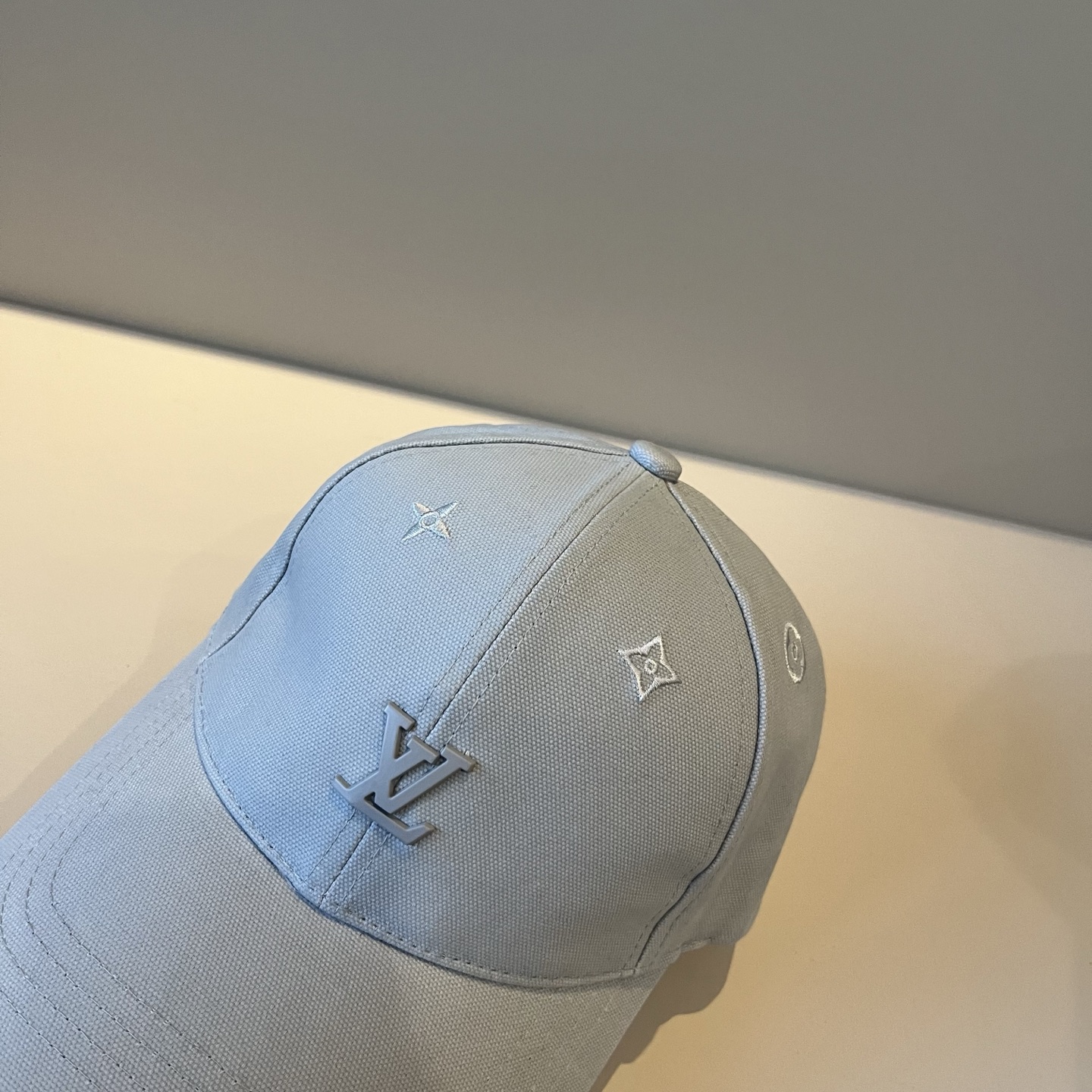 🧢路易威登棒球帽 LouisVuitton😍新款LV棒球帽，重工打造♥️高端大气，百搭款🤗男女通用！跑量