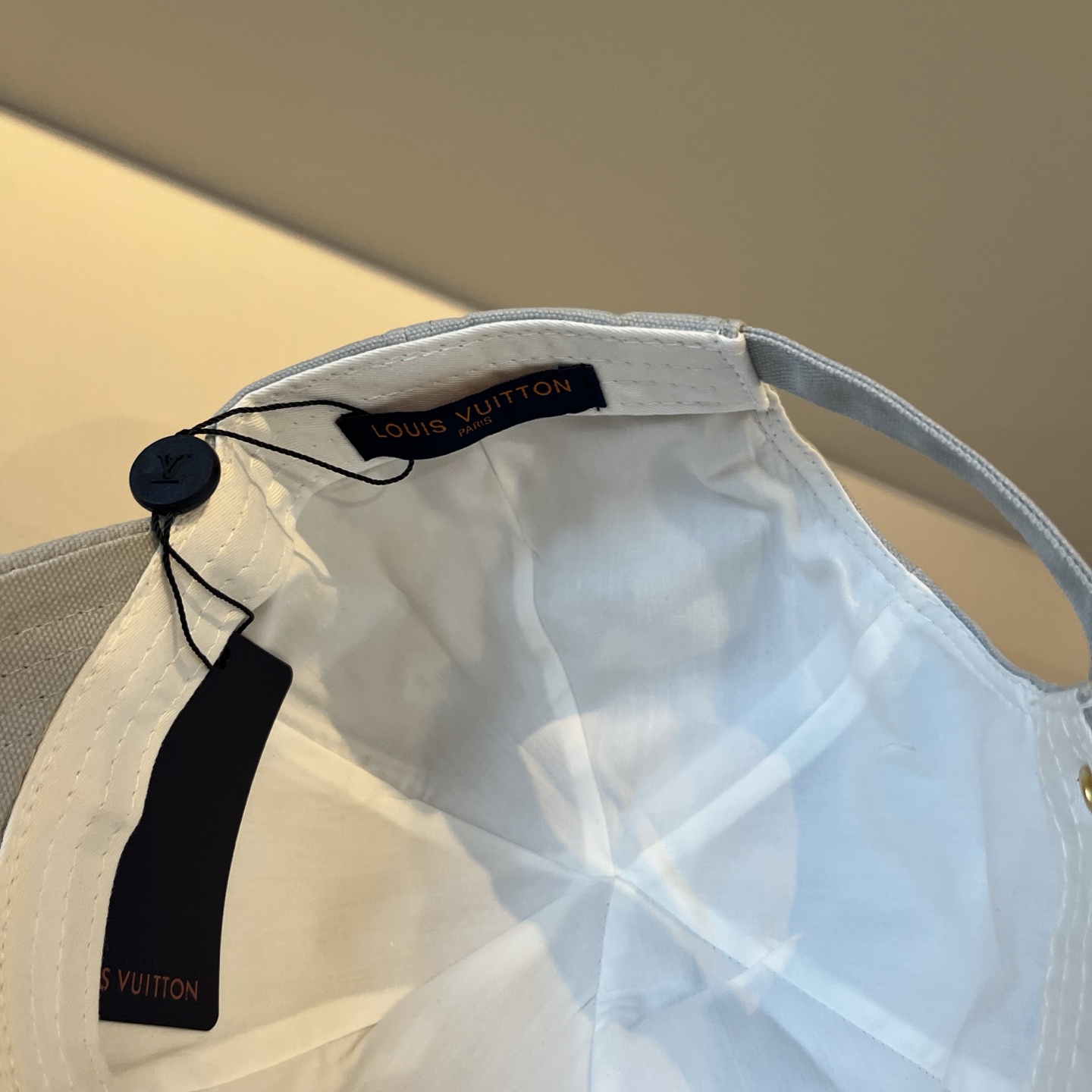 🧢路易威登棒球帽 LouisVuitton😍新款LV棒球帽，重工打造♥️高端大气，百搭款🤗男女通用！跑量