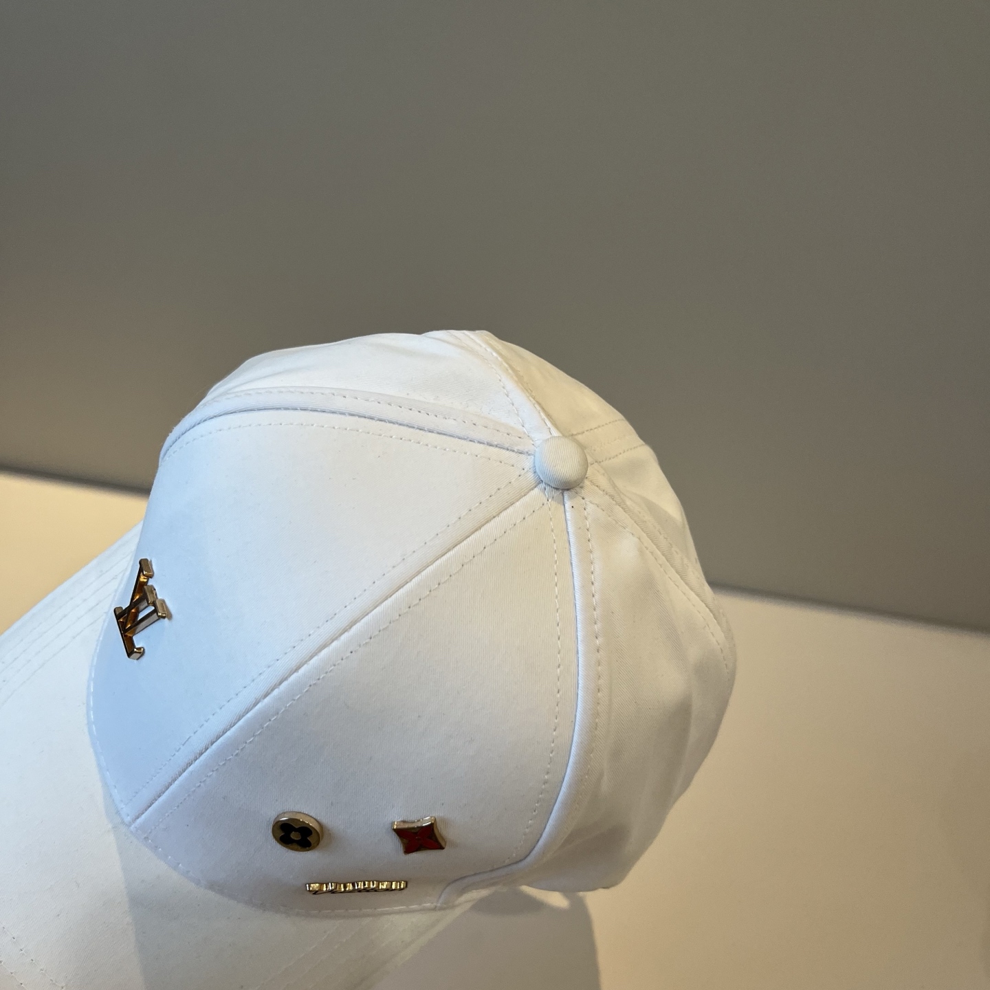 🧢路易威登棒球帽 LouisVuitton😍新款LV棒球帽，重工打造♥️高端大气，百搭款🤗男女通用！跑量