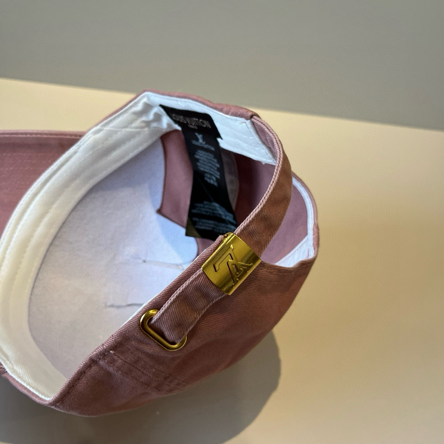 🧢路易威登棒球帽 LouisVuitton😍新款LV棒球帽，重工打造♥️高端大气，百搭款🤗男女通用！跑量