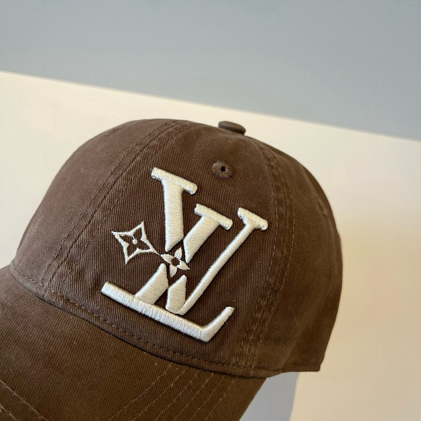 🧢路易威登棒球帽 LouisVuitton😍新款LV棒球帽，重工打造♥️高端大气，百搭款🤗男女通用！跑量