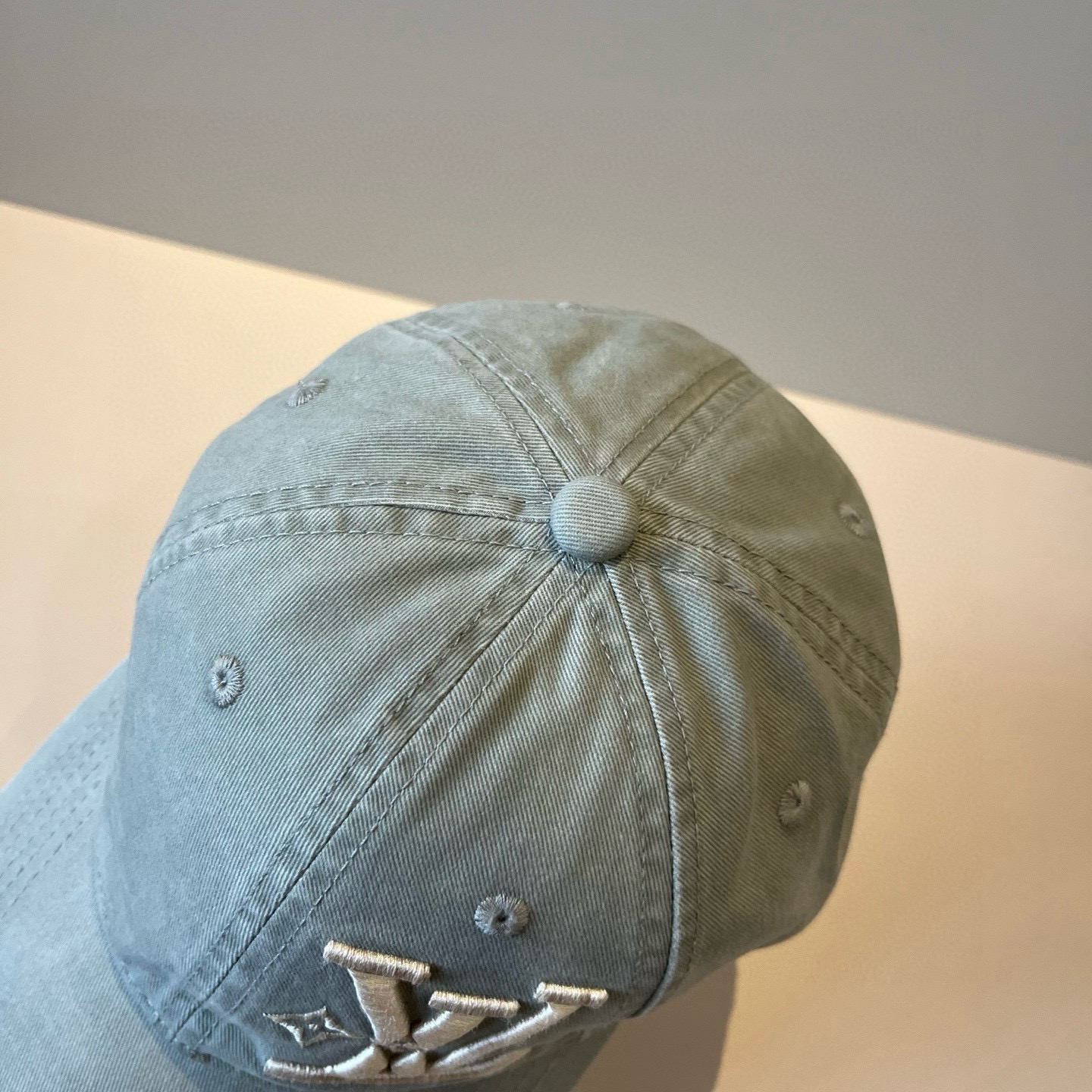 🧢路易威登棒球帽 LouisVuitton😍新款LV棒球帽，重工打造♥️高端大气，百搭款🤗男女通用！跑量