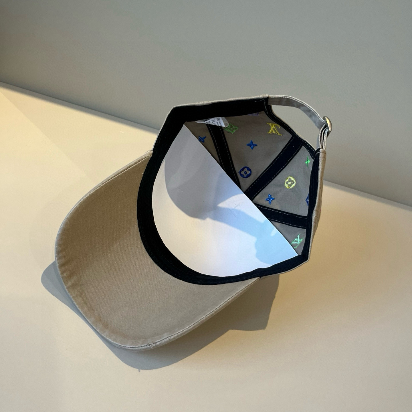 🧢路易威登棒球帽 LouisVuitton😍新款LV棒球帽，重工打造♥️高端大气，百搭款🤗男女通用！跑量