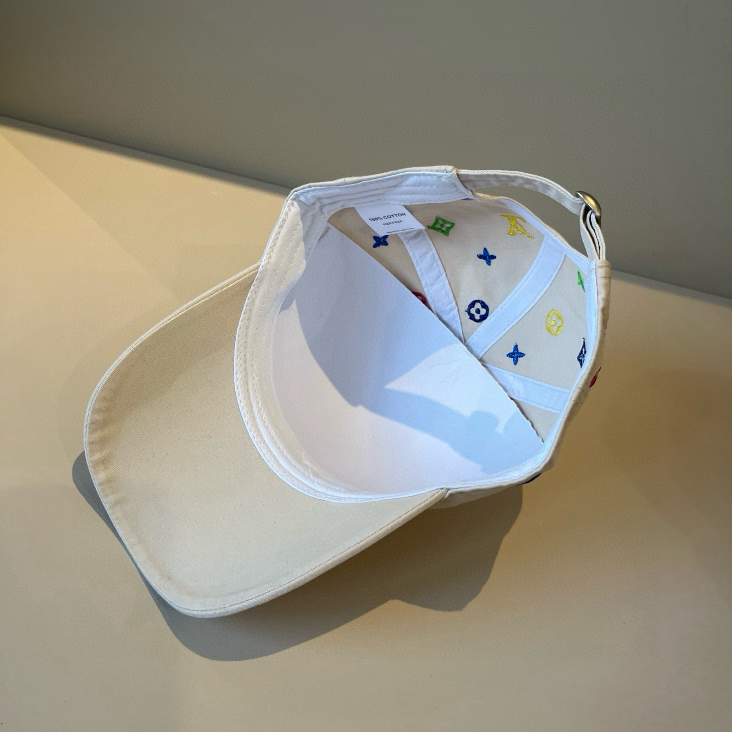 🧢路易威登棒球帽 LouisVuitton😍新款LV棒球帽，重工打造♥️高端大气，百搭款🤗男女通用！跑量