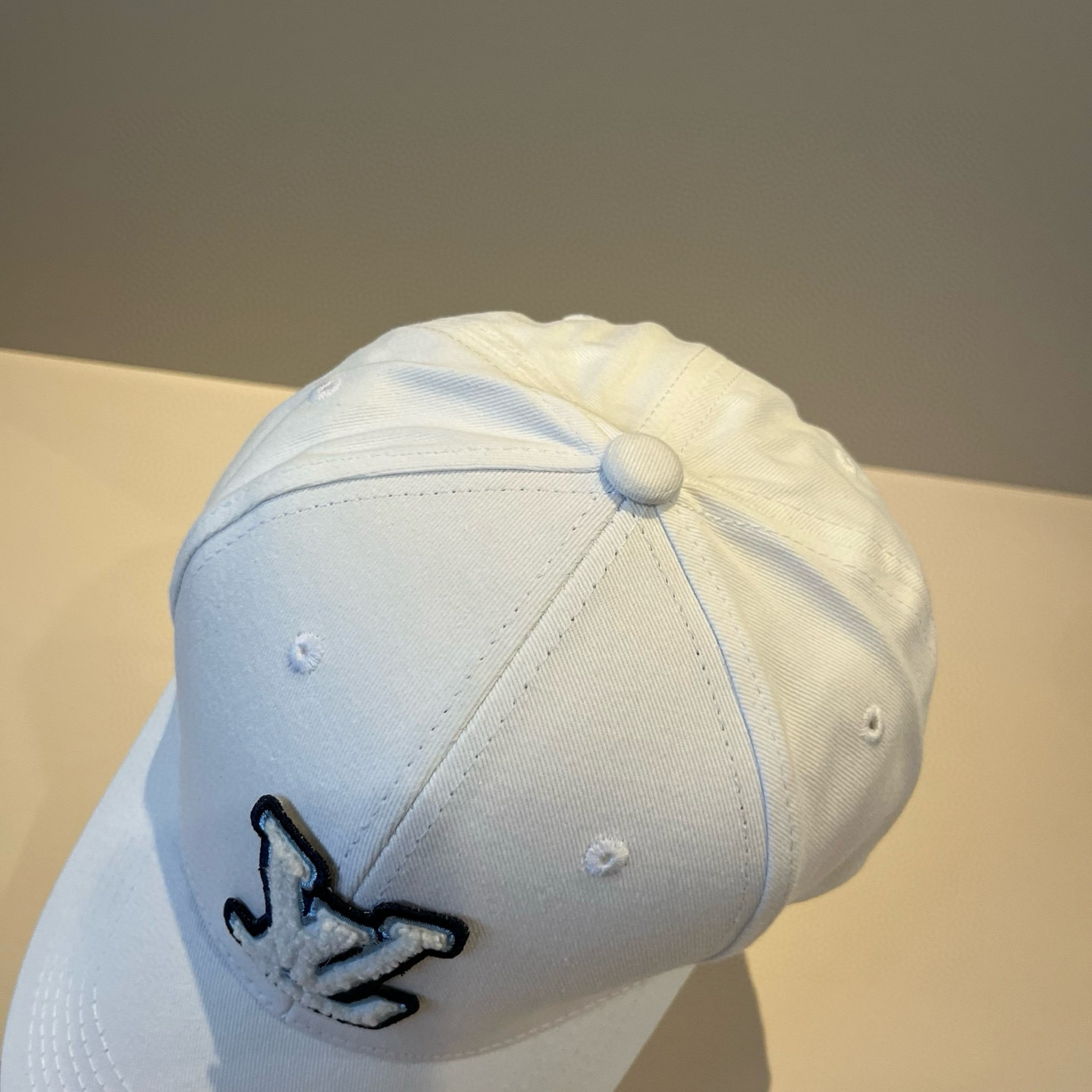 🧢路易威登棒球帽 LouisVuitton😍新款LV棒球帽，重工打造♥️高端大气，百搭款🤗男女通用！跑量